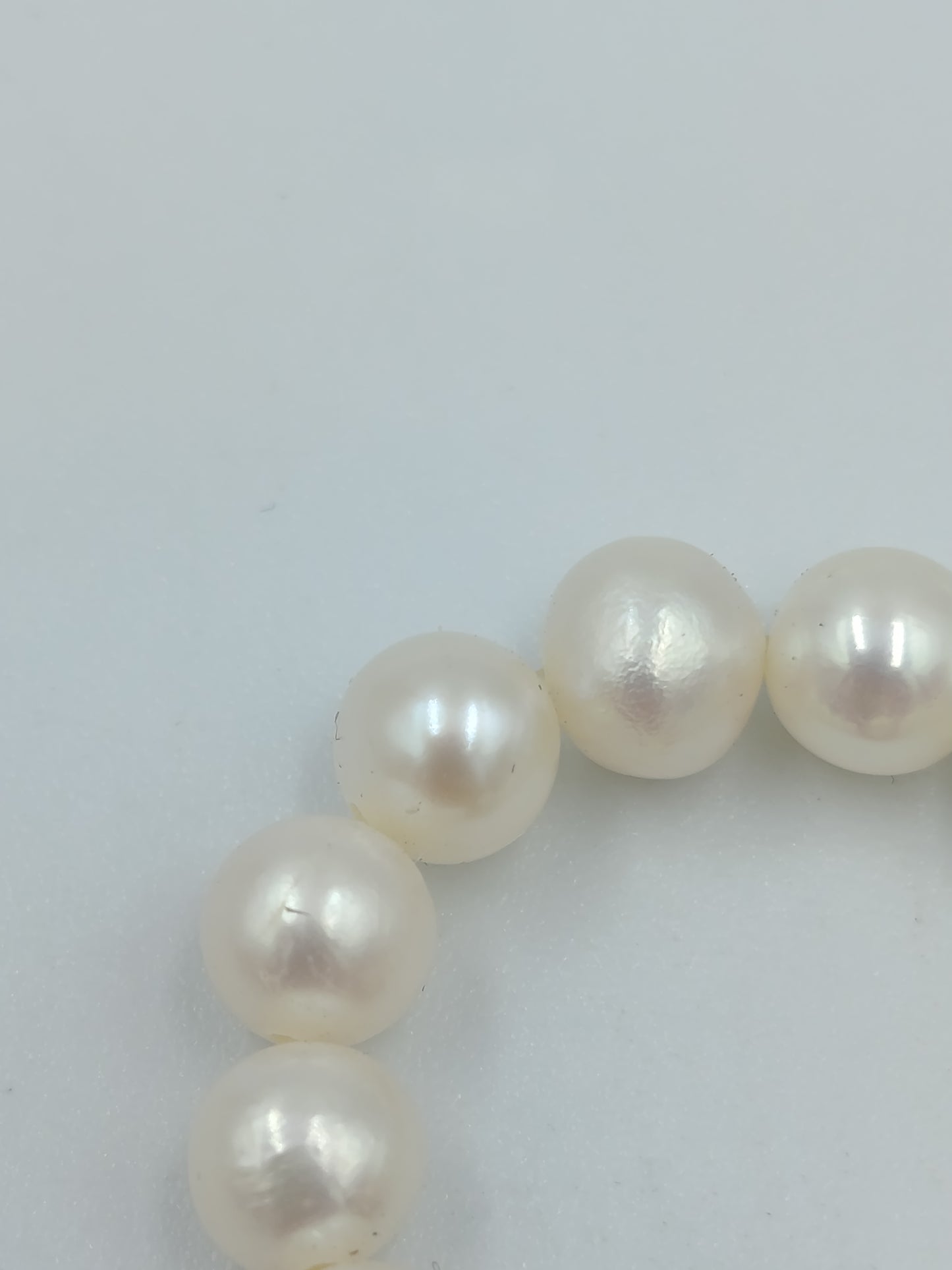 Elastischer Perlenring mit Frosch Anhänger aus 925 Silber – mit grünen Steinen