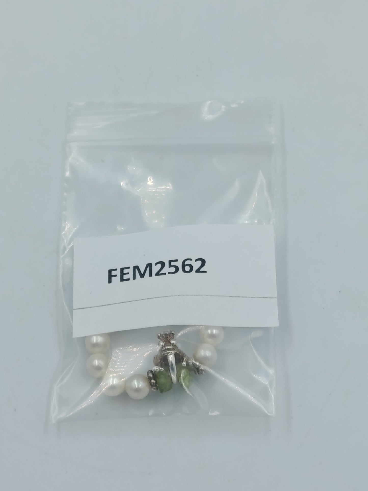 Elastischer Perlenring mit Frosch Anhänger aus 925 Silber – mit grünen Steinen