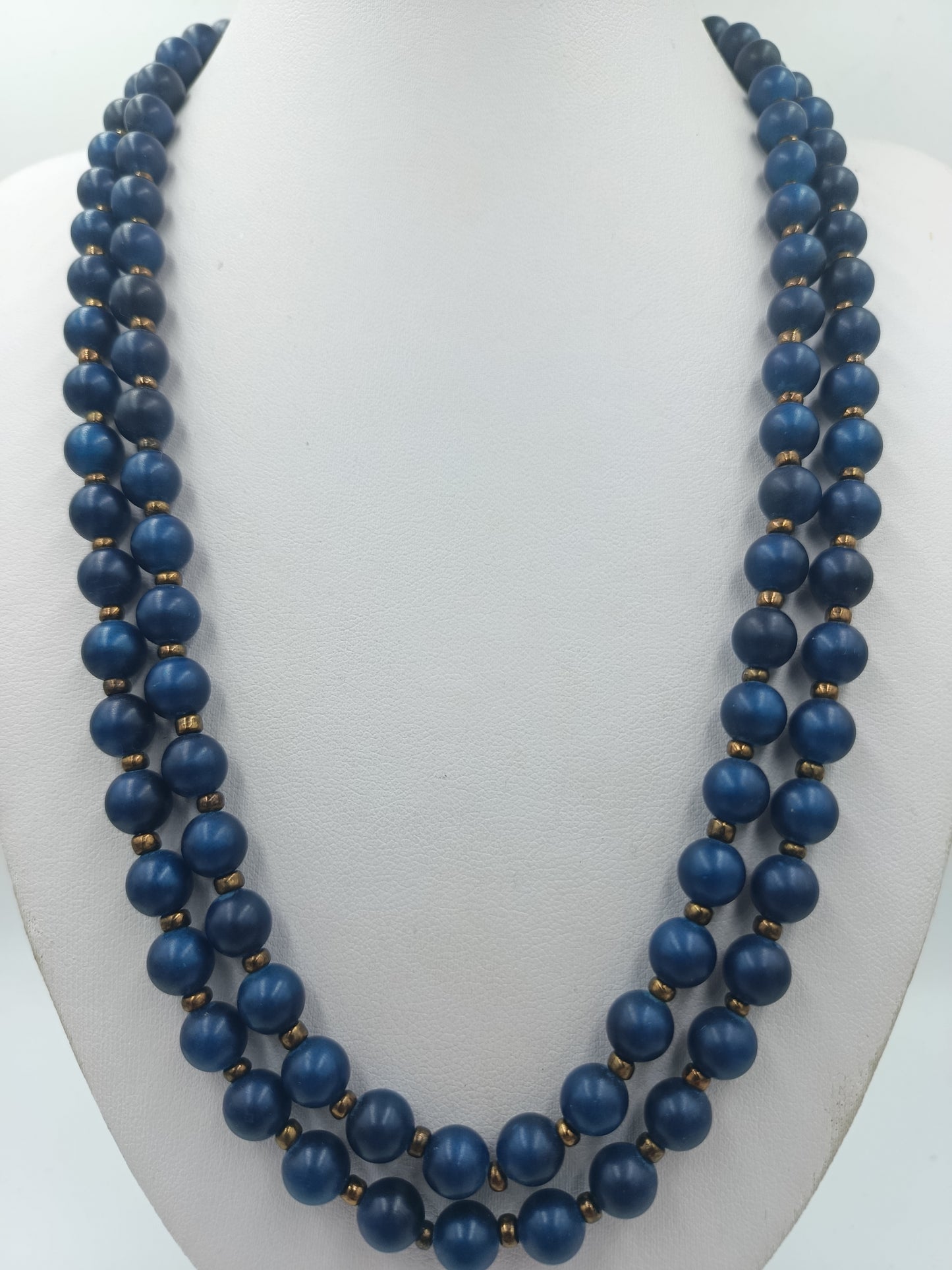 Lange doppelte Perlenkette in Blau mit Zierelement – 53 cm