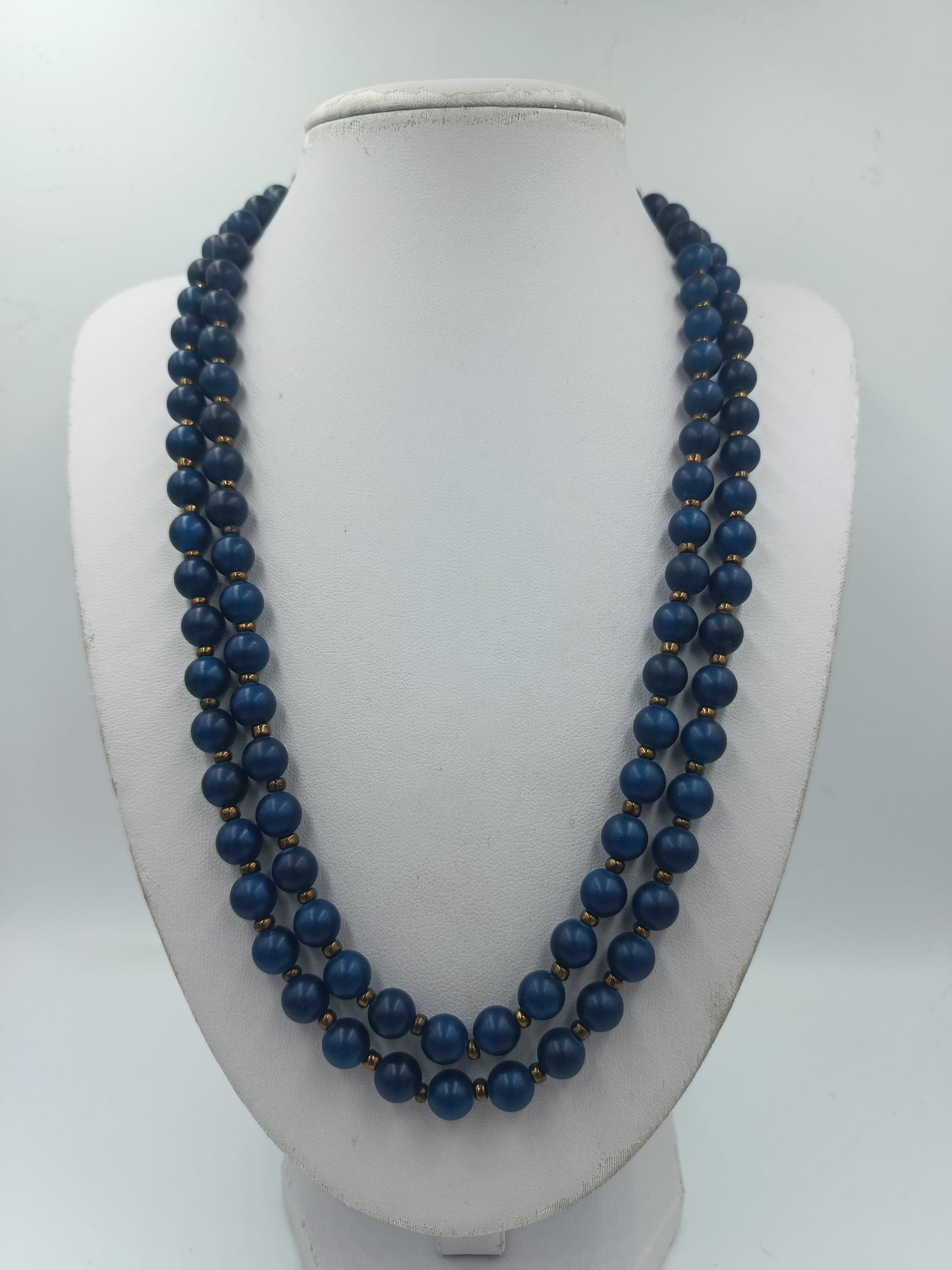 Lange doppelte Perlenkette in Blau mit Zierelement – 53 cm