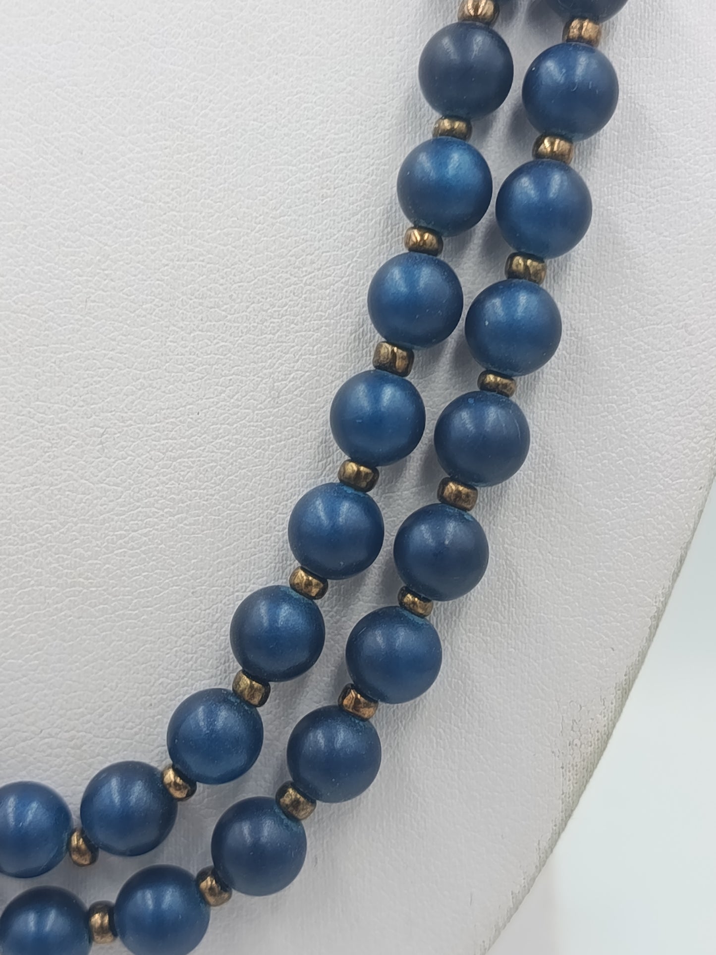Lange doppelte Perlenkette in Blau mit Zierelement – 53 cm