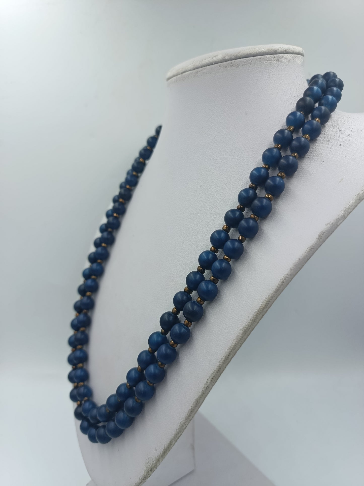 Lange doppelte Perlenkette in Blau mit Zierelement – 53 cm