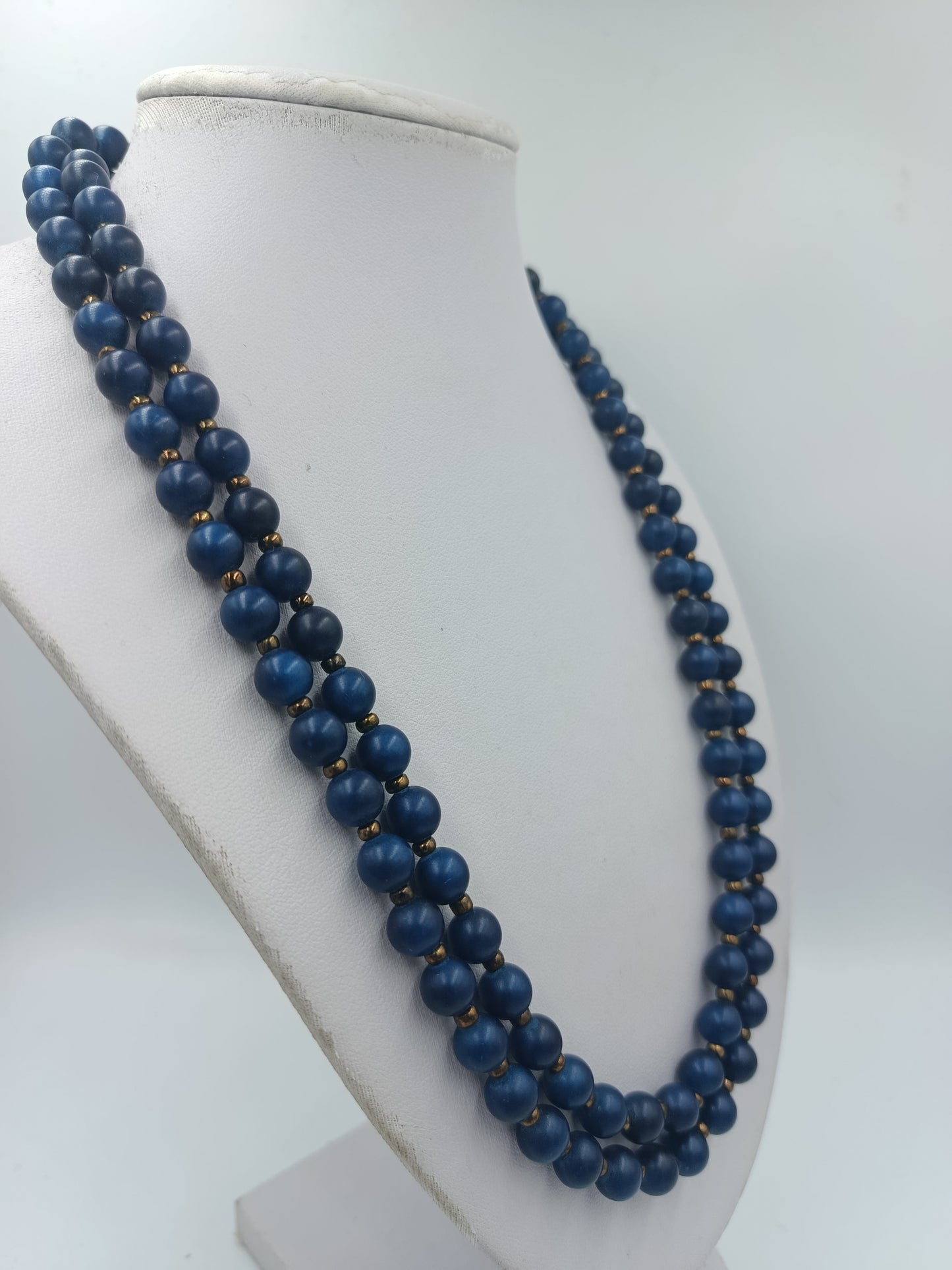Lange doppelte Perlenkette in Blau mit Zierelement – 53 cm