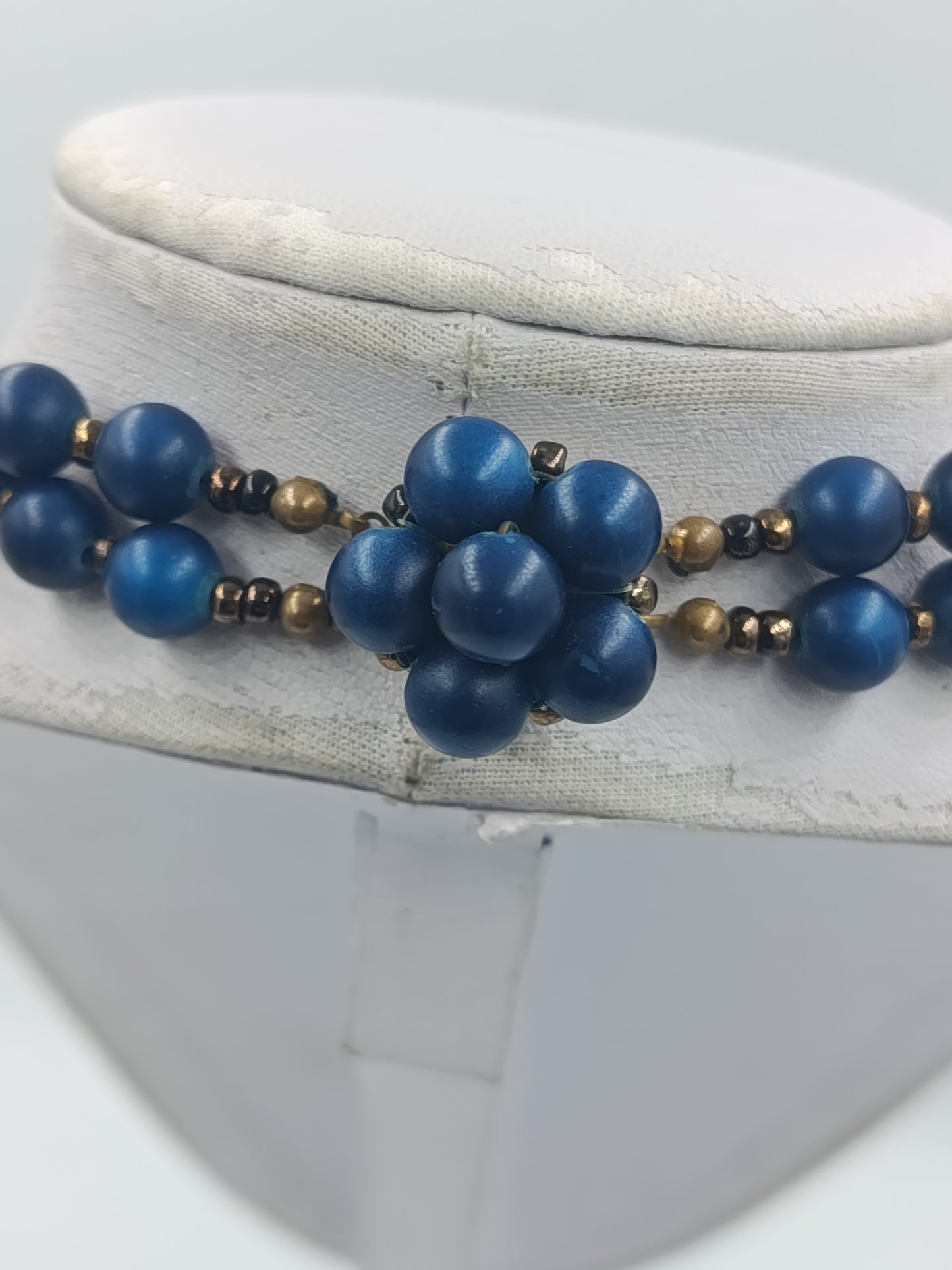 Lange doppelte Perlenkette in Blau mit Zierelement – 53 cm