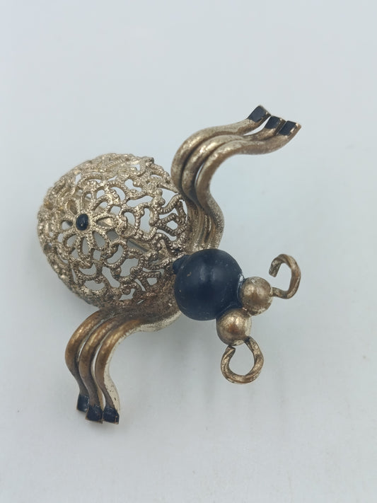 Vintage Brosche – filigranes Design mit blauer Perle – ca. 3 cm