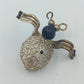 Vintage Brosche – filigranes Design mit blauer Perle – ca. 3 cm