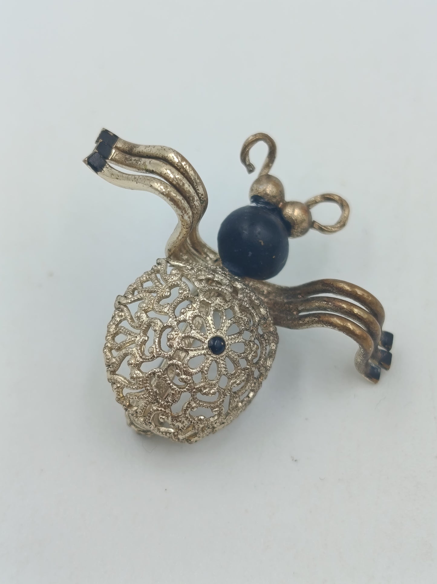 Vintage Brosche – filigranes Design mit blauer Perle – ca. 3 cm