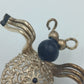 Vintage Brosche – filigranes Design mit blauer Perle – ca. 3 cm