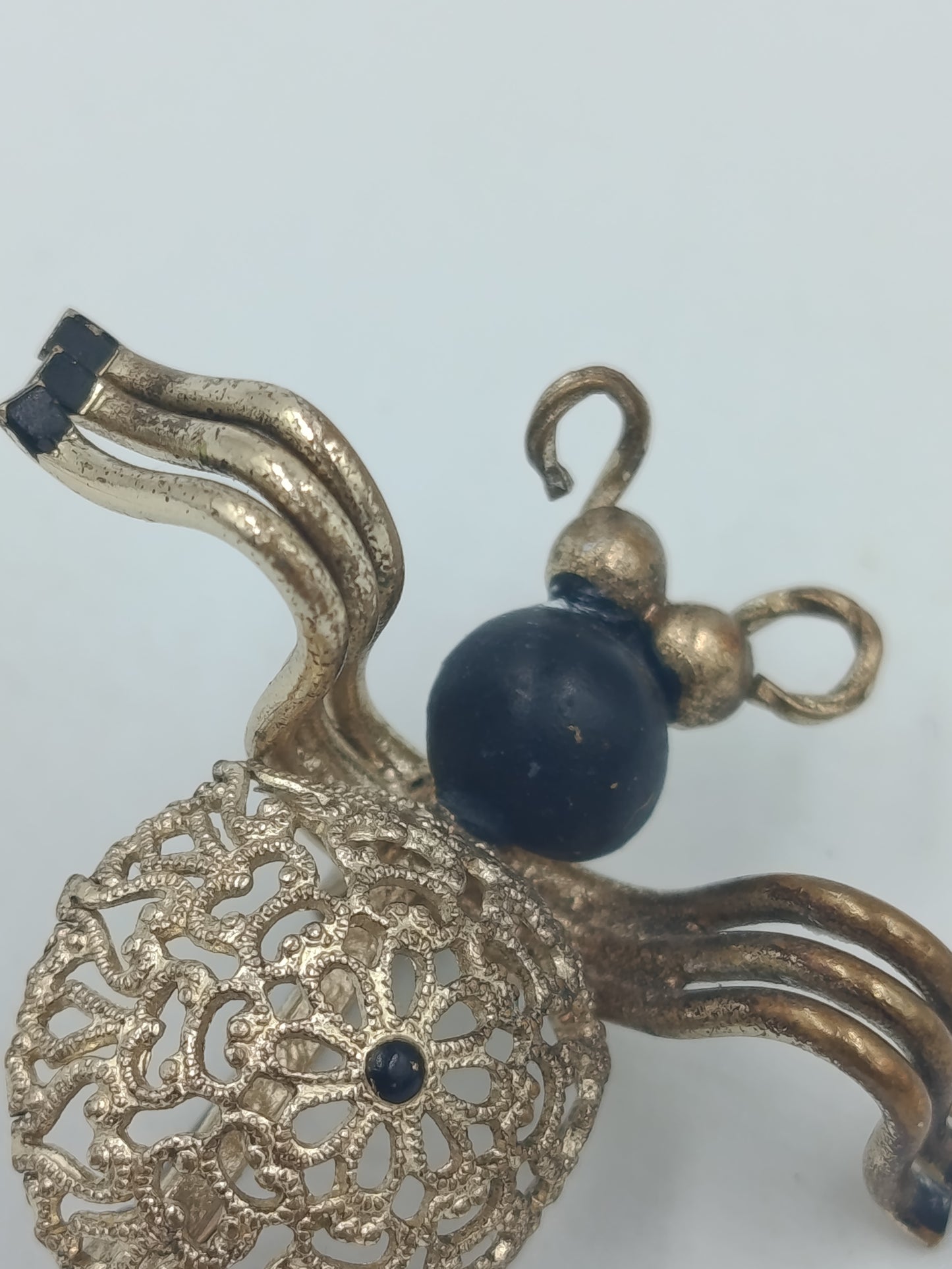 Vintage Brosche – filigranes Design mit blauer Perle – ca. 3 cm
