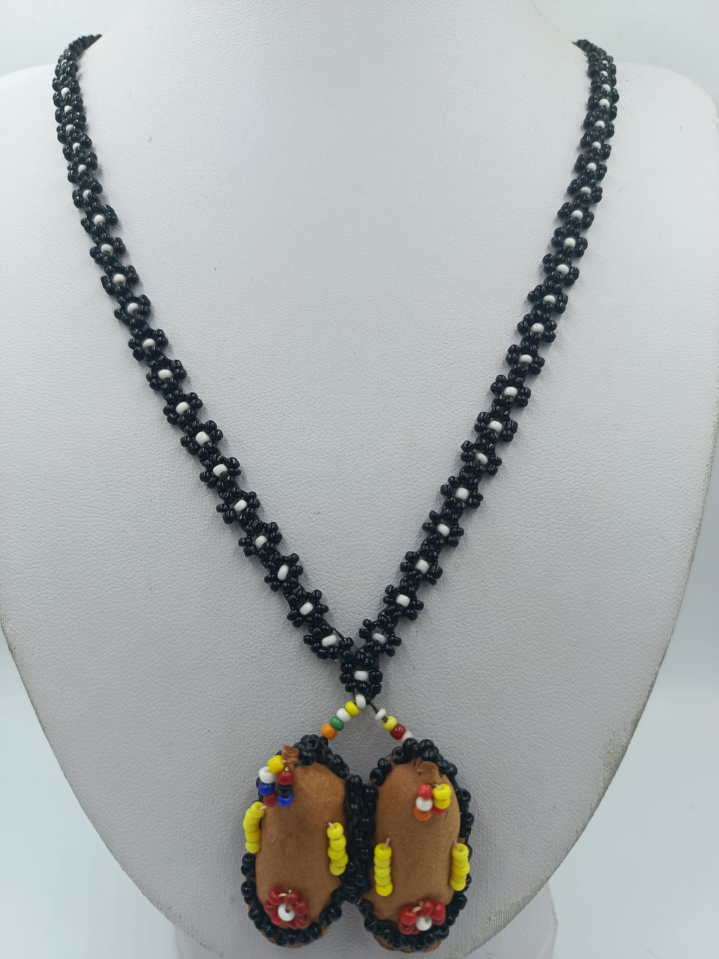 Handgefertigte Perlenkette mit Lederanhänger – Ethno / Boho Stil