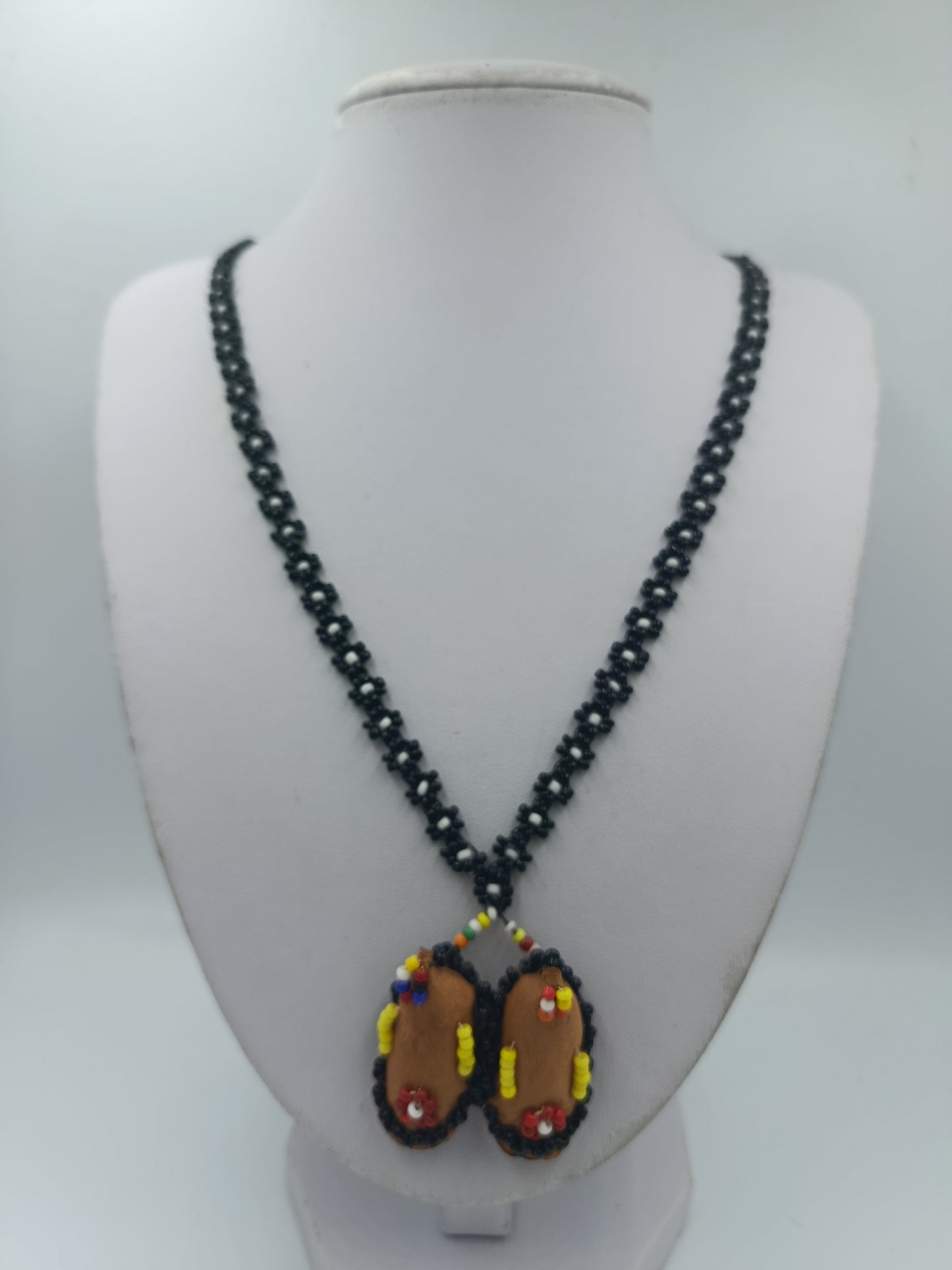 Handgefertigte Perlenkette mit Lederanhänger – Ethno / Boho Stil