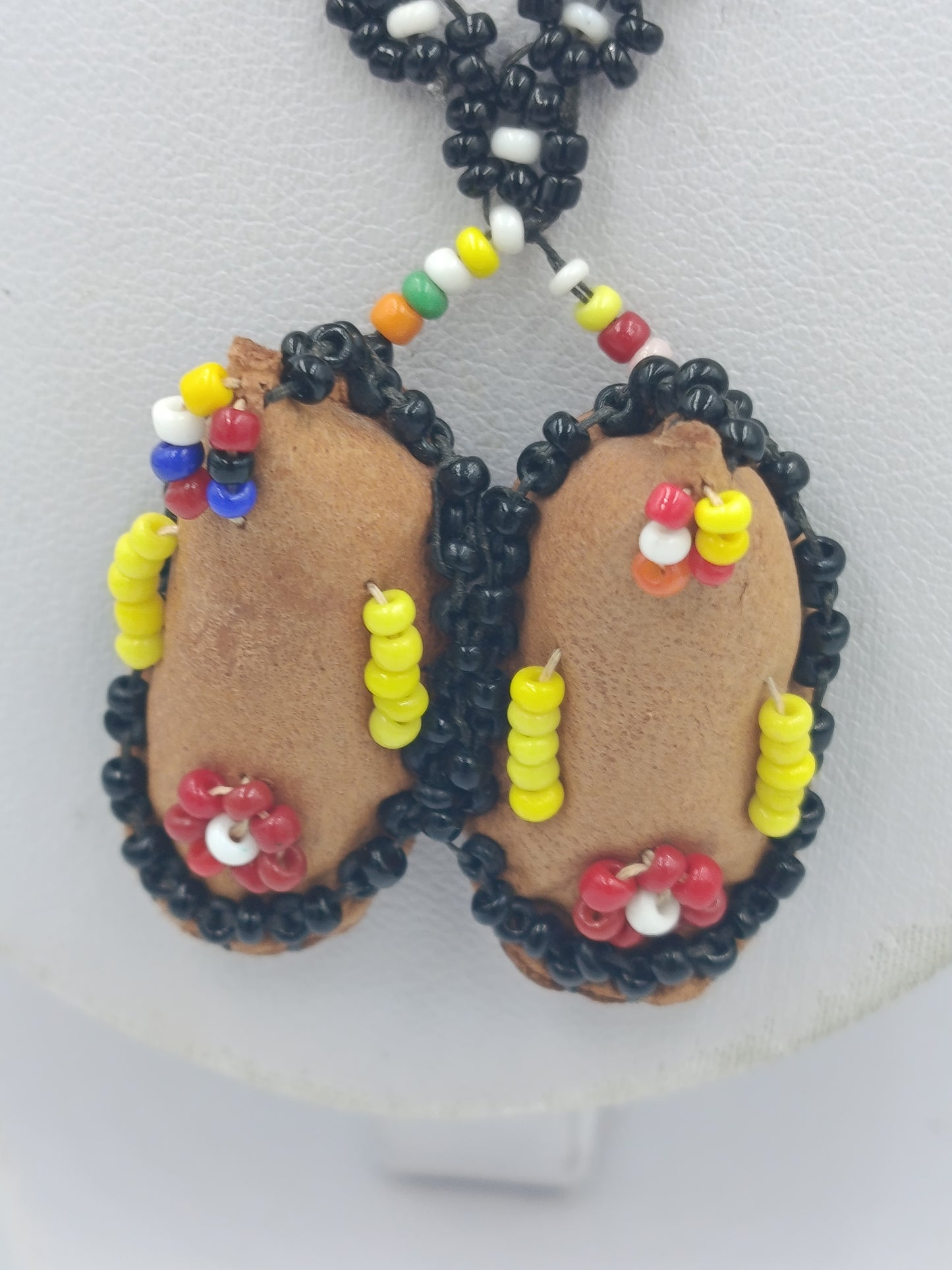 Handgefertigte Perlenkette mit Lederanhänger – Ethno / Boho Stil