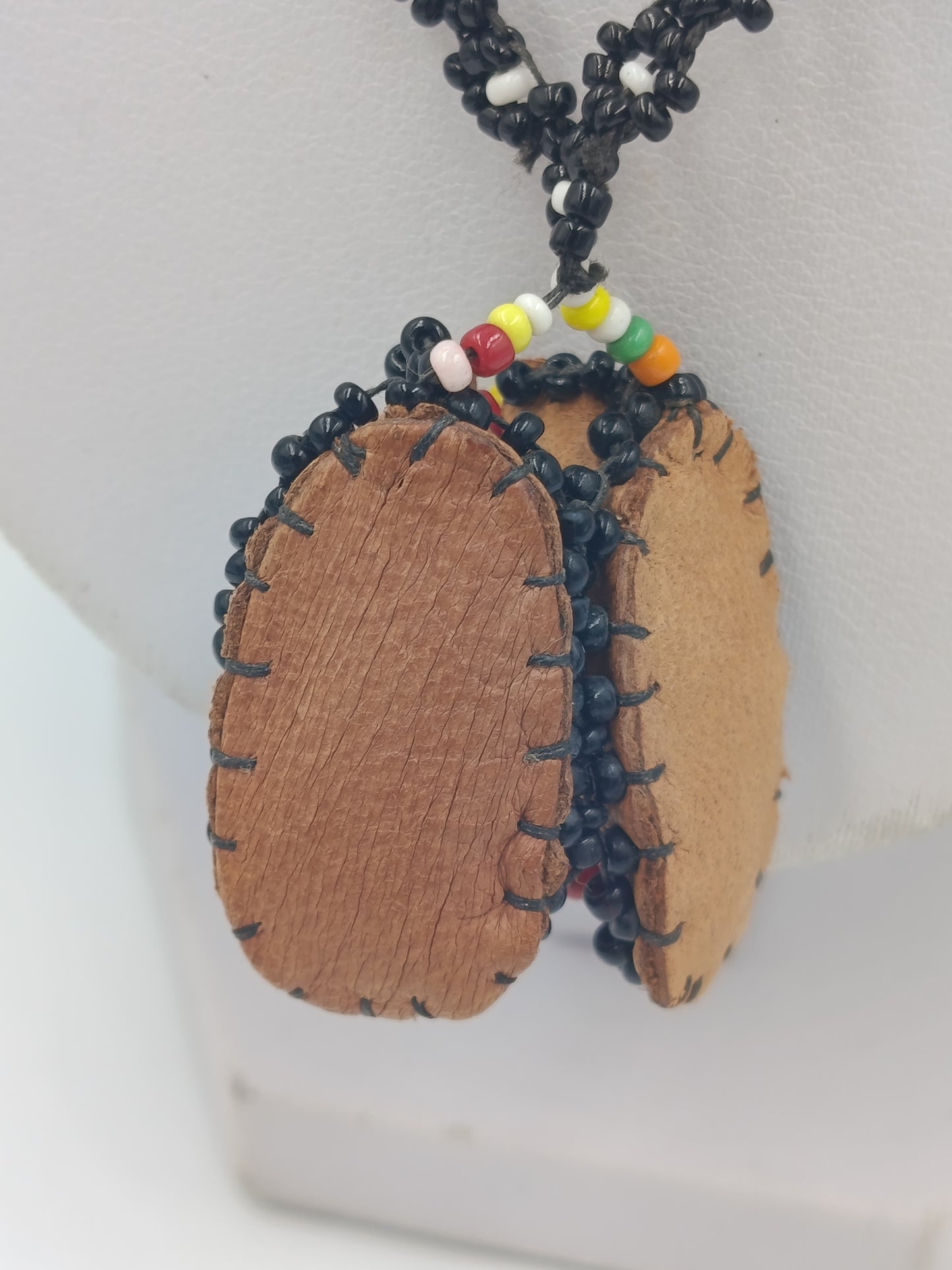 Handgefertigte Perlenkette mit Lederanhänger – Ethno / Boho Stil