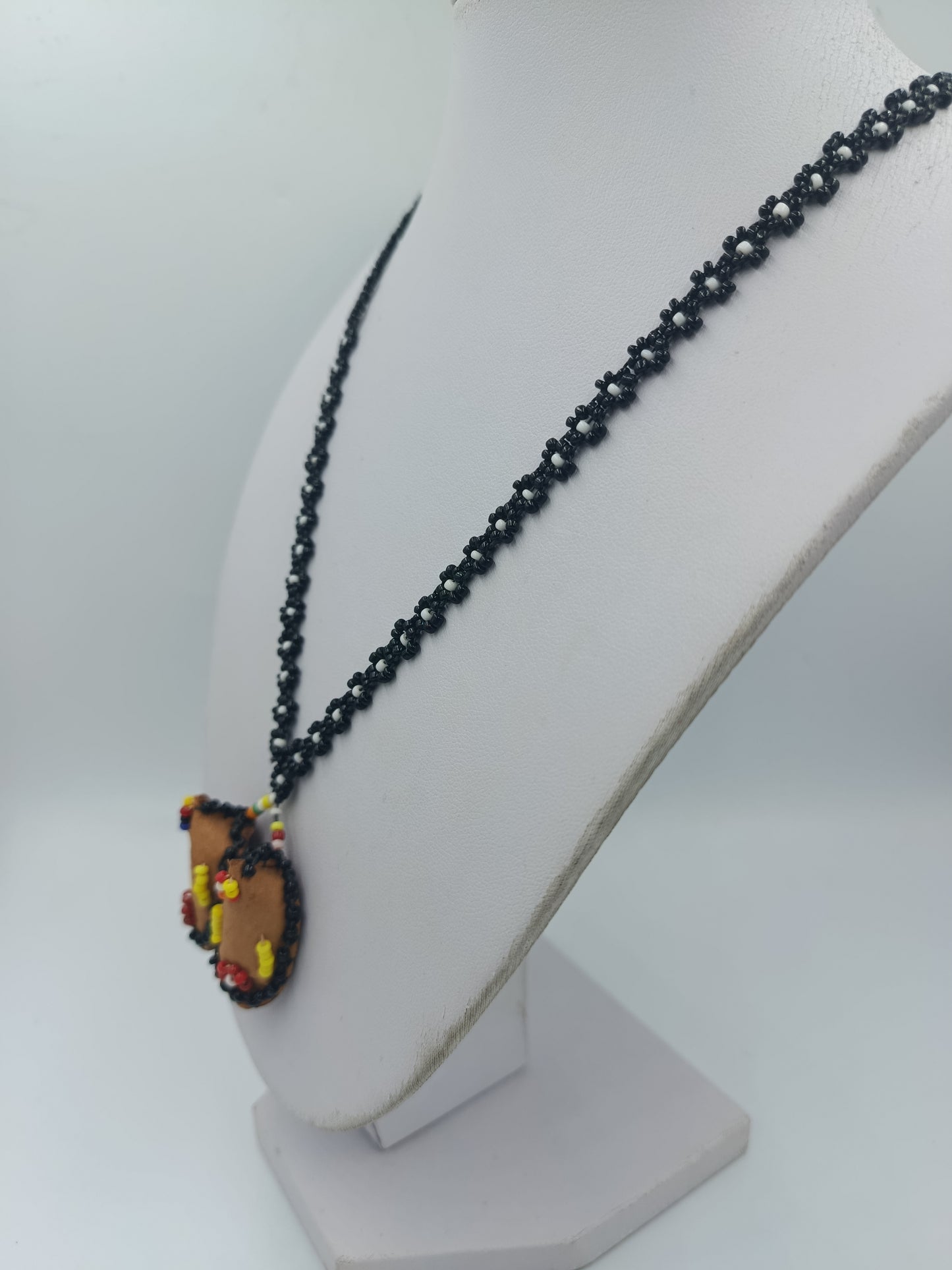 Handgefertigte Perlenkette mit Lederanhänger – Ethno / Boho Stil
