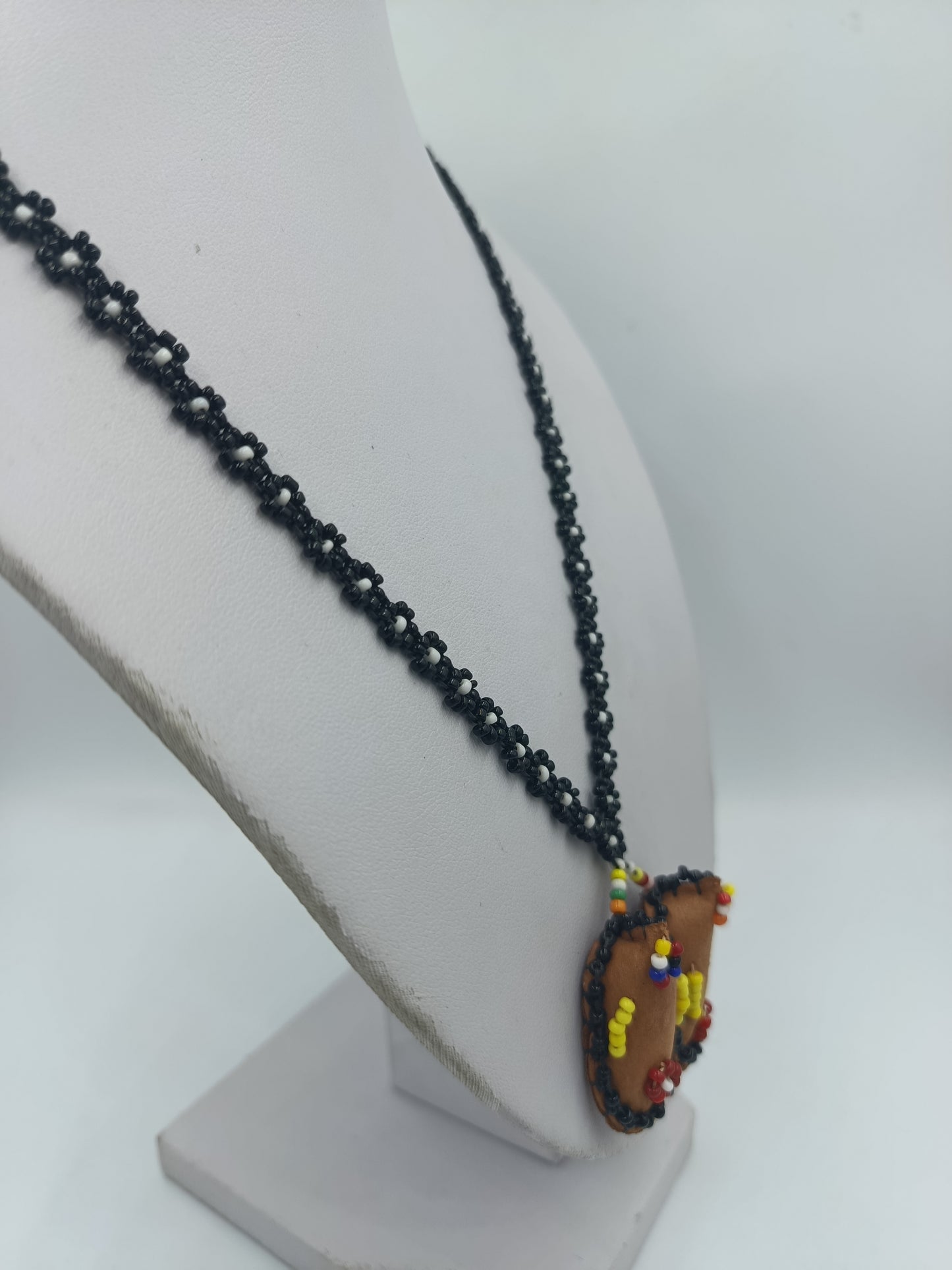 Handgefertigte Perlenkette mit Lederanhänger – Ethno / Boho Stil