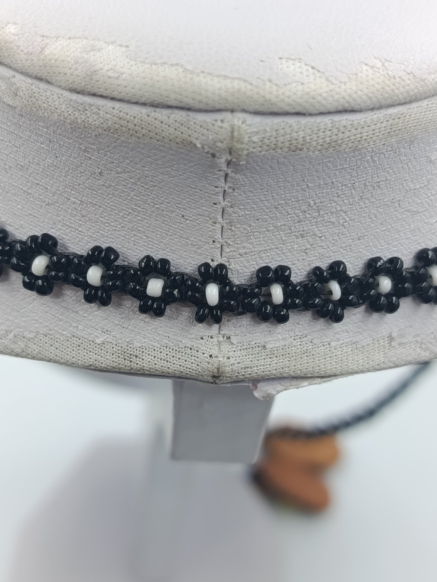 Handgefertigte Perlenkette mit Lederanhänger – Ethno / Boho Stil