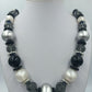 Moderne Statement-Kette in Schwarz, Silber  Grau große Perlenkette