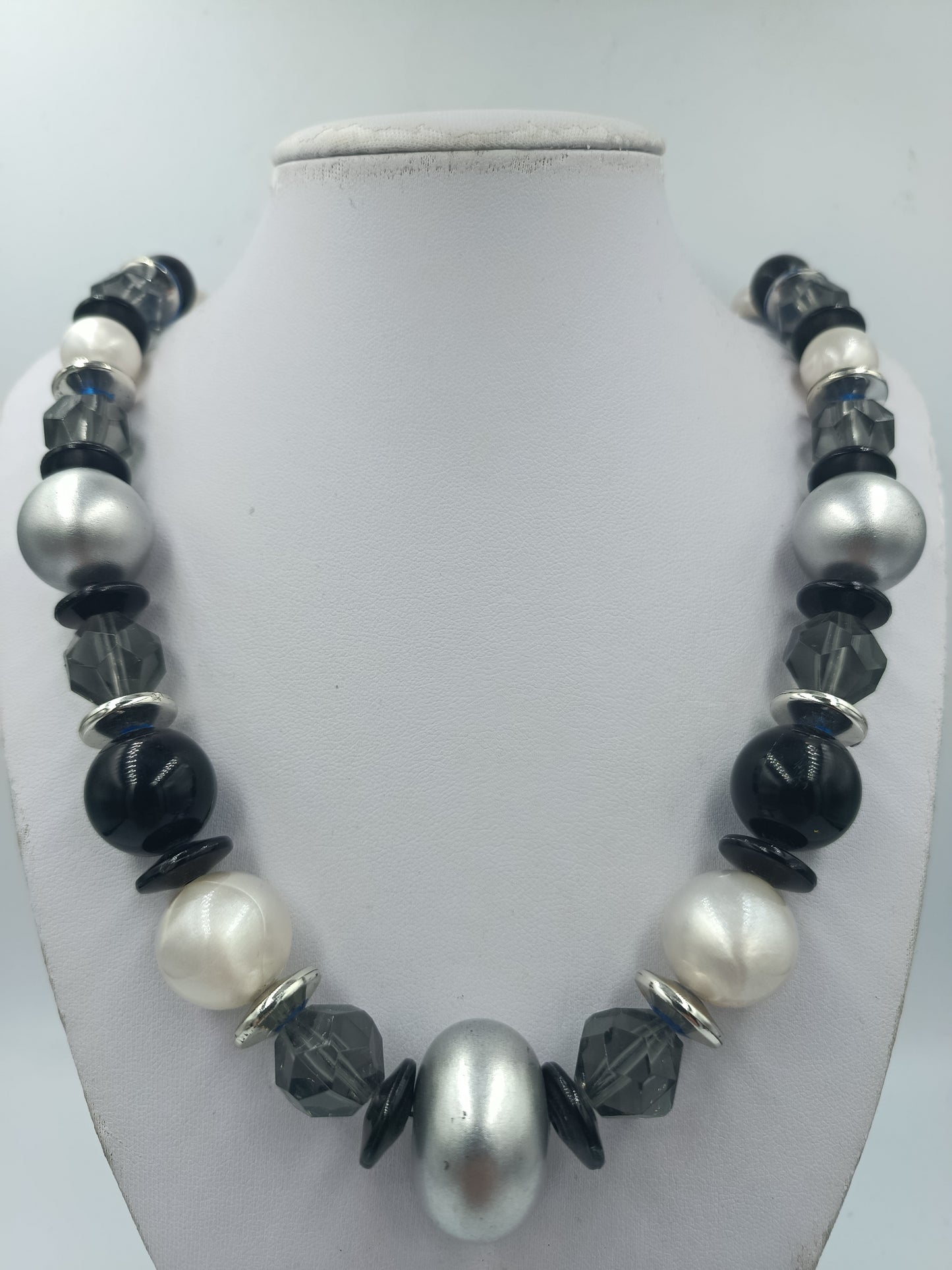 Moderne Statement-Kette in Schwarz, Silber  Grau große Perlenkette