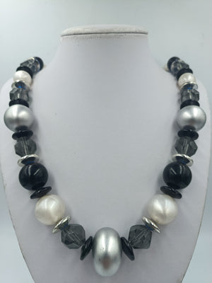 Moderne Statement-Kette in Schwarz, Silber  Grau große Perlenkette