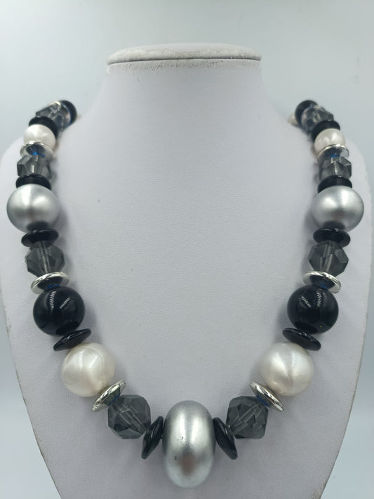 Moderne Statement-Kette in Schwarz, Silber  Grau große Perlenkette