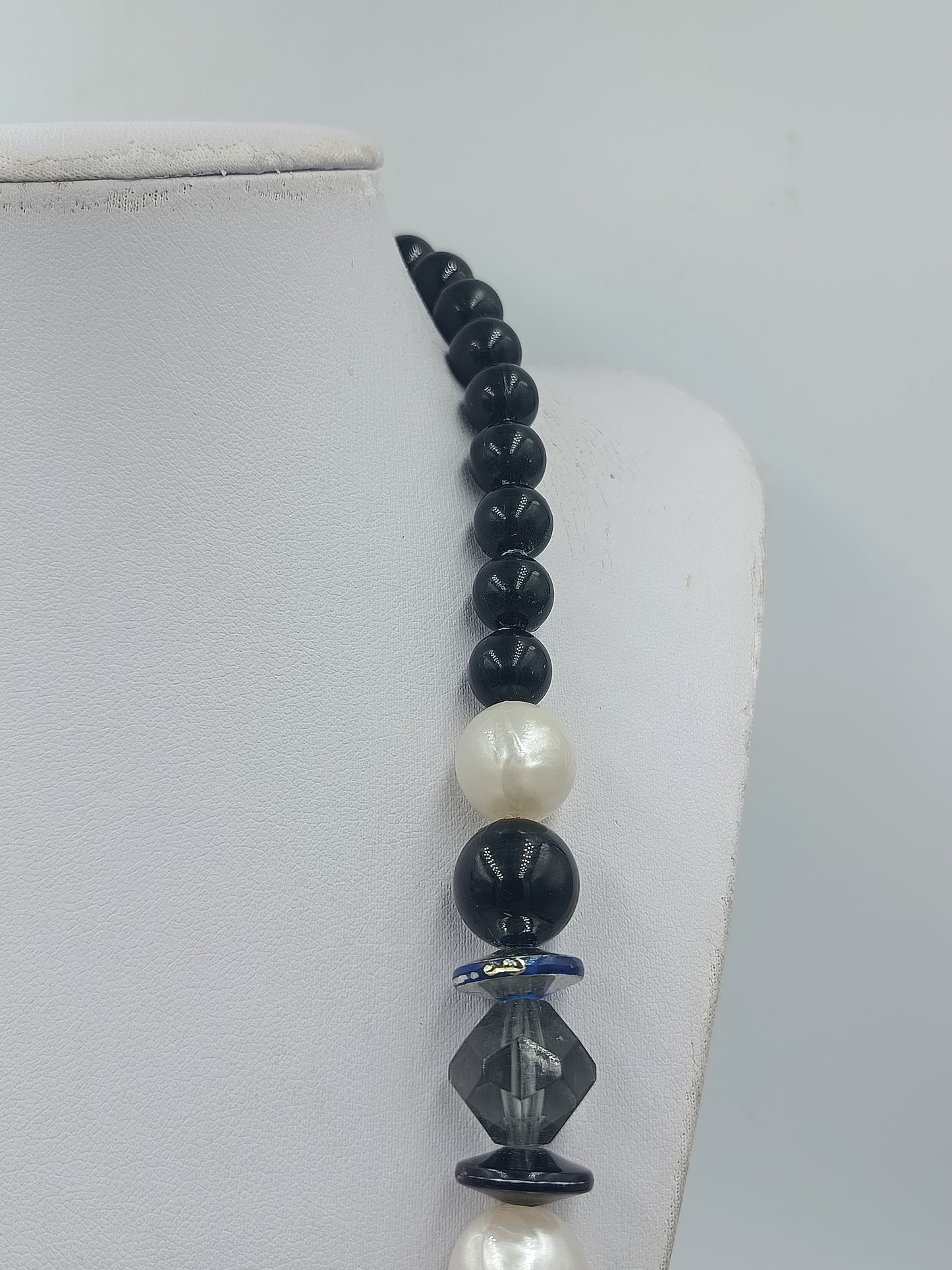 Moderne Statement-Kette in Schwarz, Silber  Grau große Perlenkette