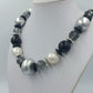 Moderne Statement-Kette in Schwarz, Silber  Grau große Perlenkette