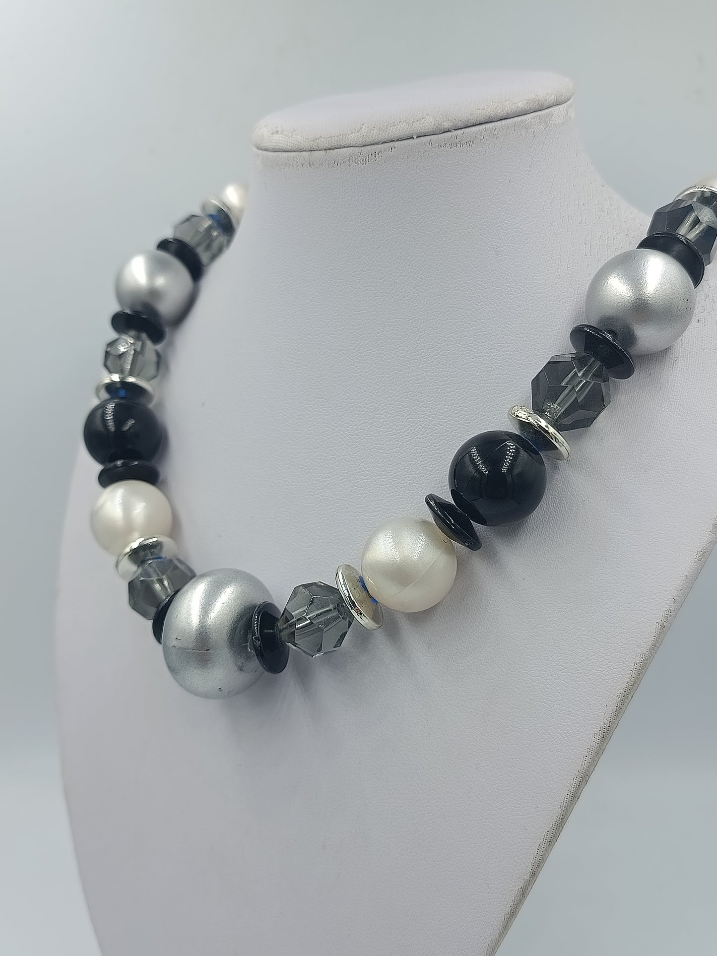 Moderne Statement-Kette in Schwarz, Silber  Grau große Perlenkette
