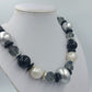 Moderne Statement-Kette in Schwarz, Silber  Grau große Perlenkette
