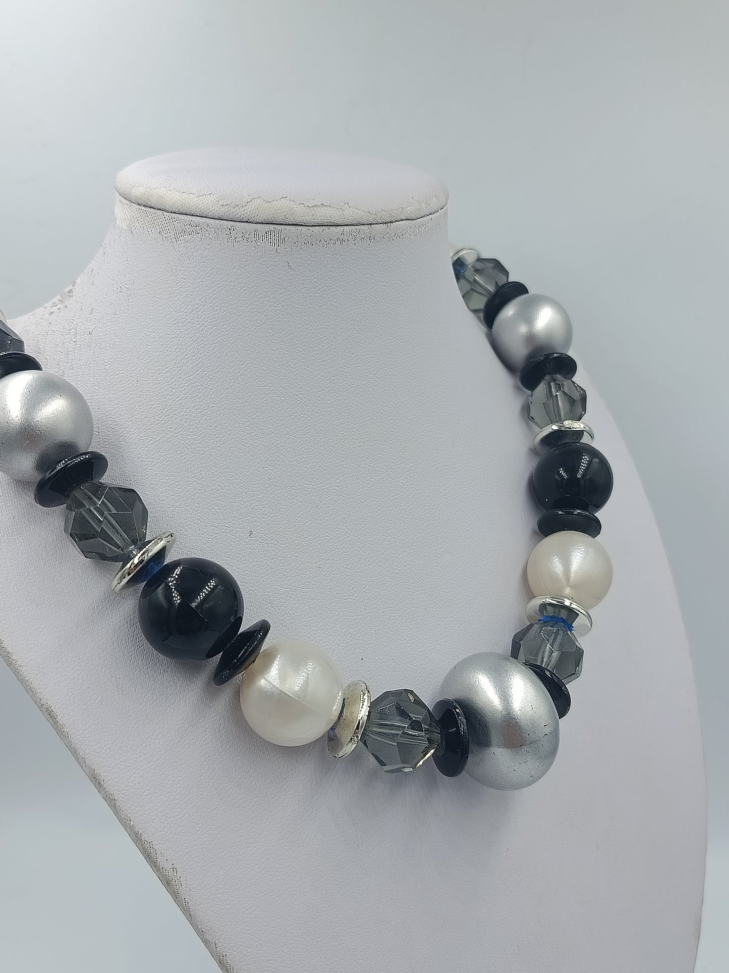 Moderne Statement-Kette in Schwarz, Silber  Grau große Perlenkette