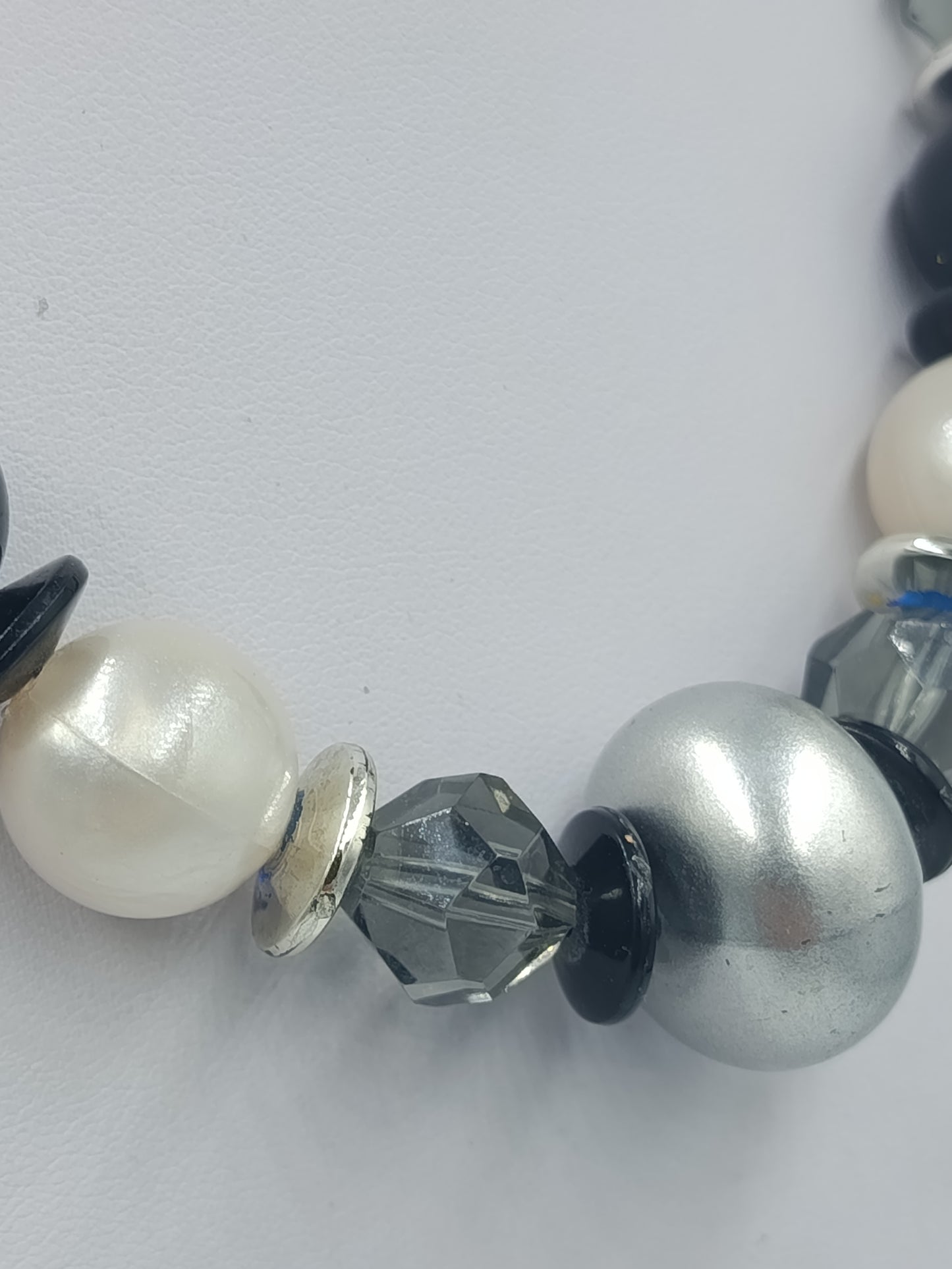 Moderne Statement-Kette in Schwarz, Silber  Grau große Perlenkette