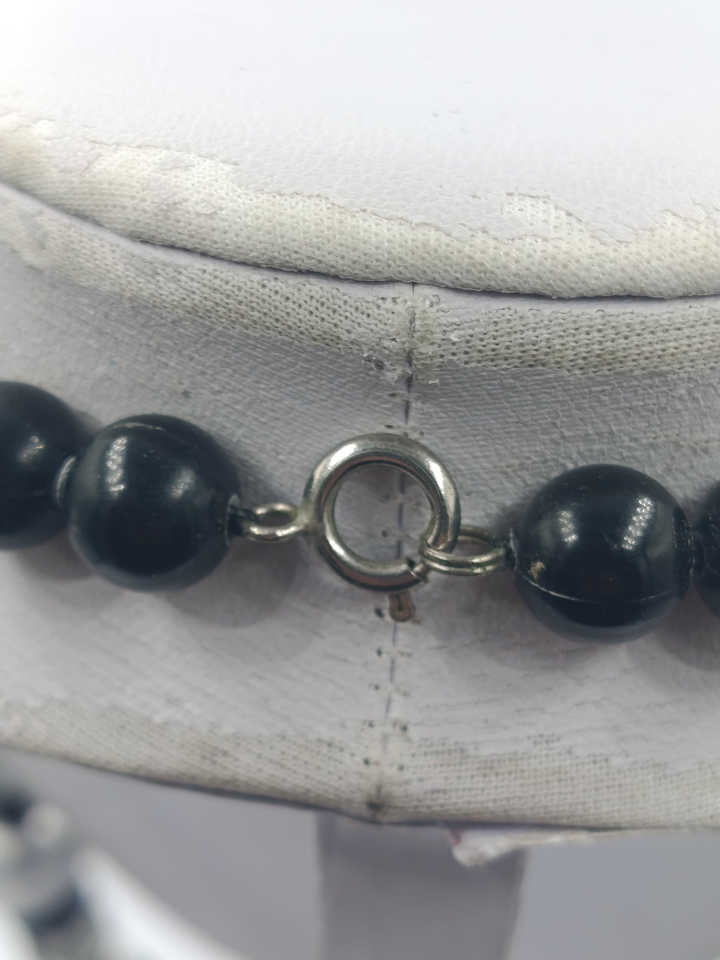Moderne Statement-Kette in Schwarz, Silber  Grau große Perlenkette