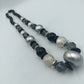 Moderne Statement-Kette in Schwarz, Silber  Grau große Perlenkette