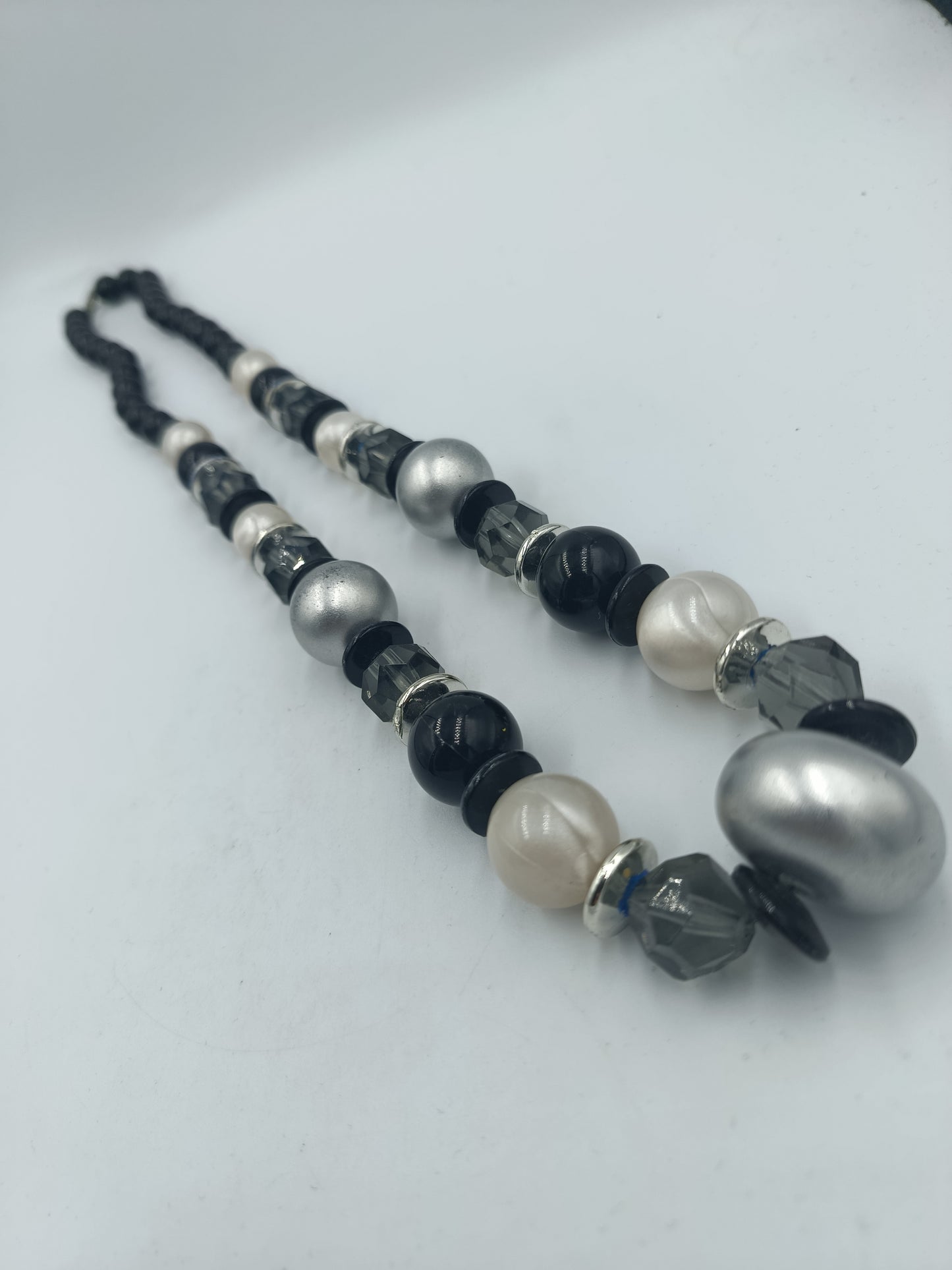Moderne Statement-Kette in Schwarz, Silber  Grau große Perlenkette