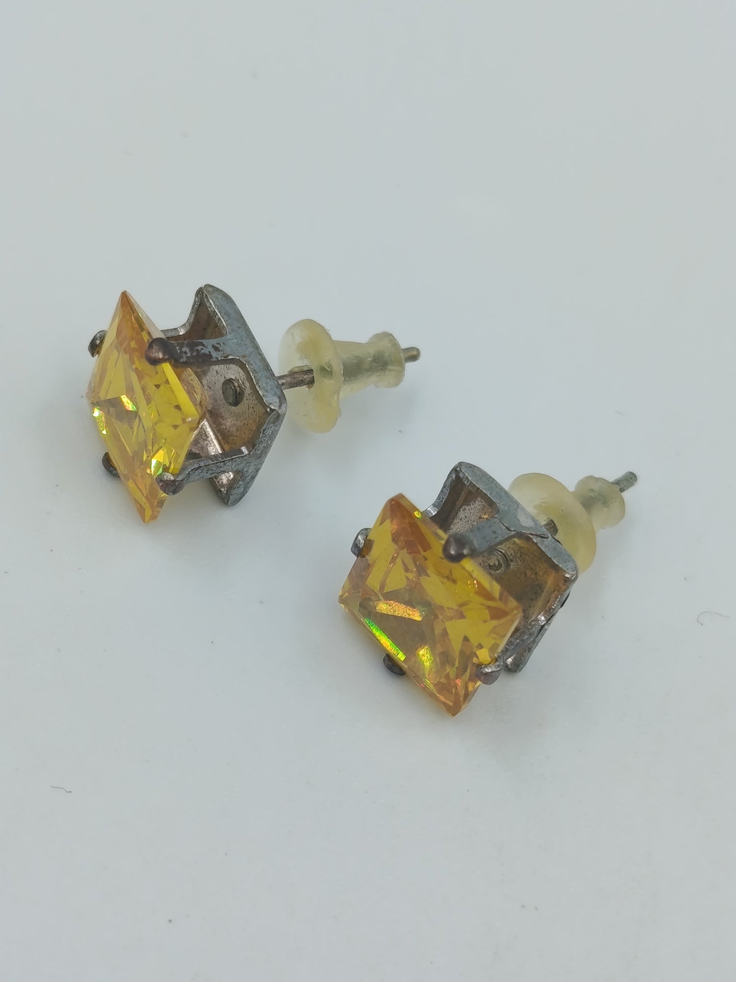 Vintage Ohrstecker mit gelbem Stein – quadratisch – silberfarben