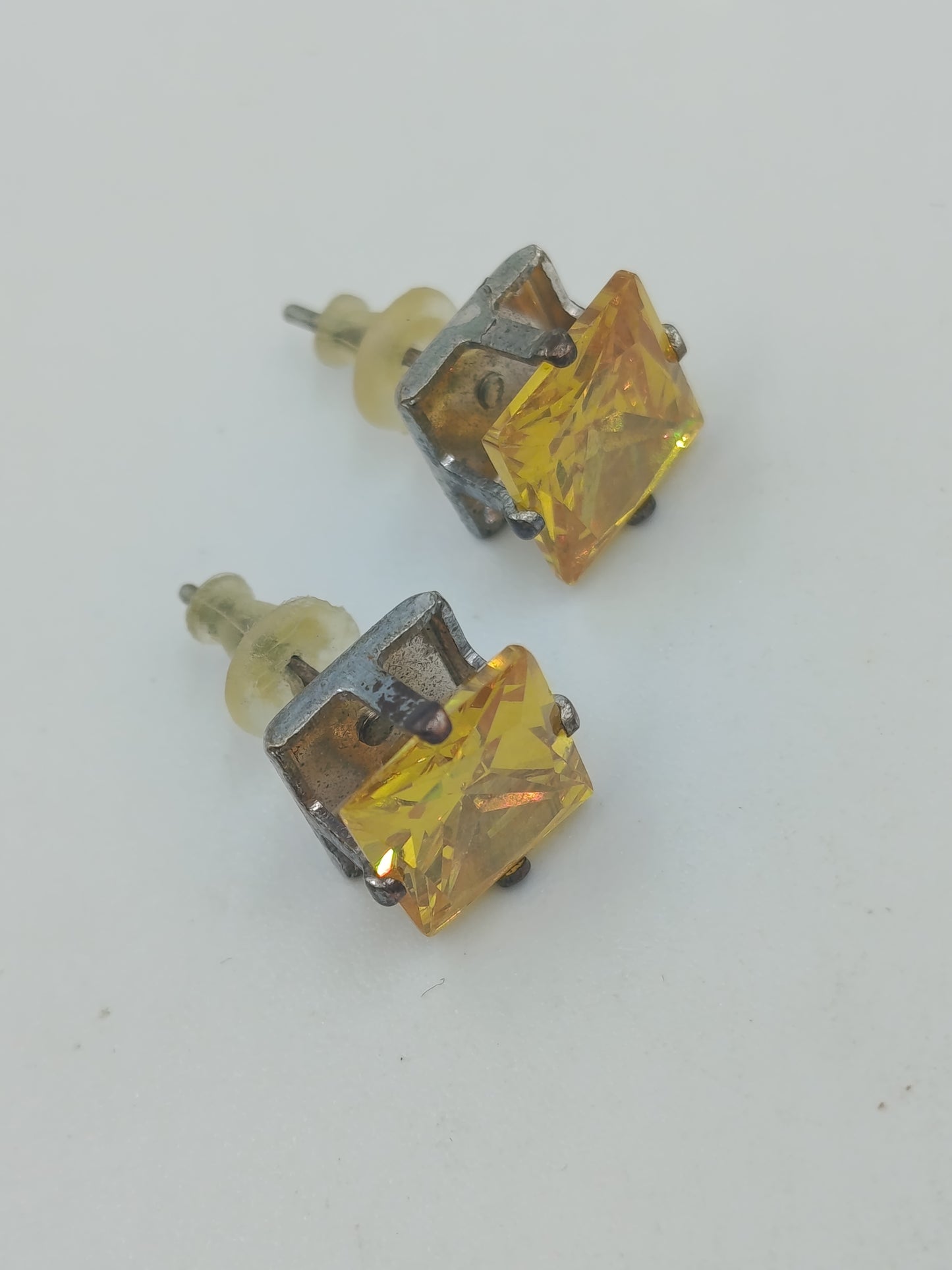 Vintage Ohrstecker mit gelbem Stein – quadratisch – silberfarben