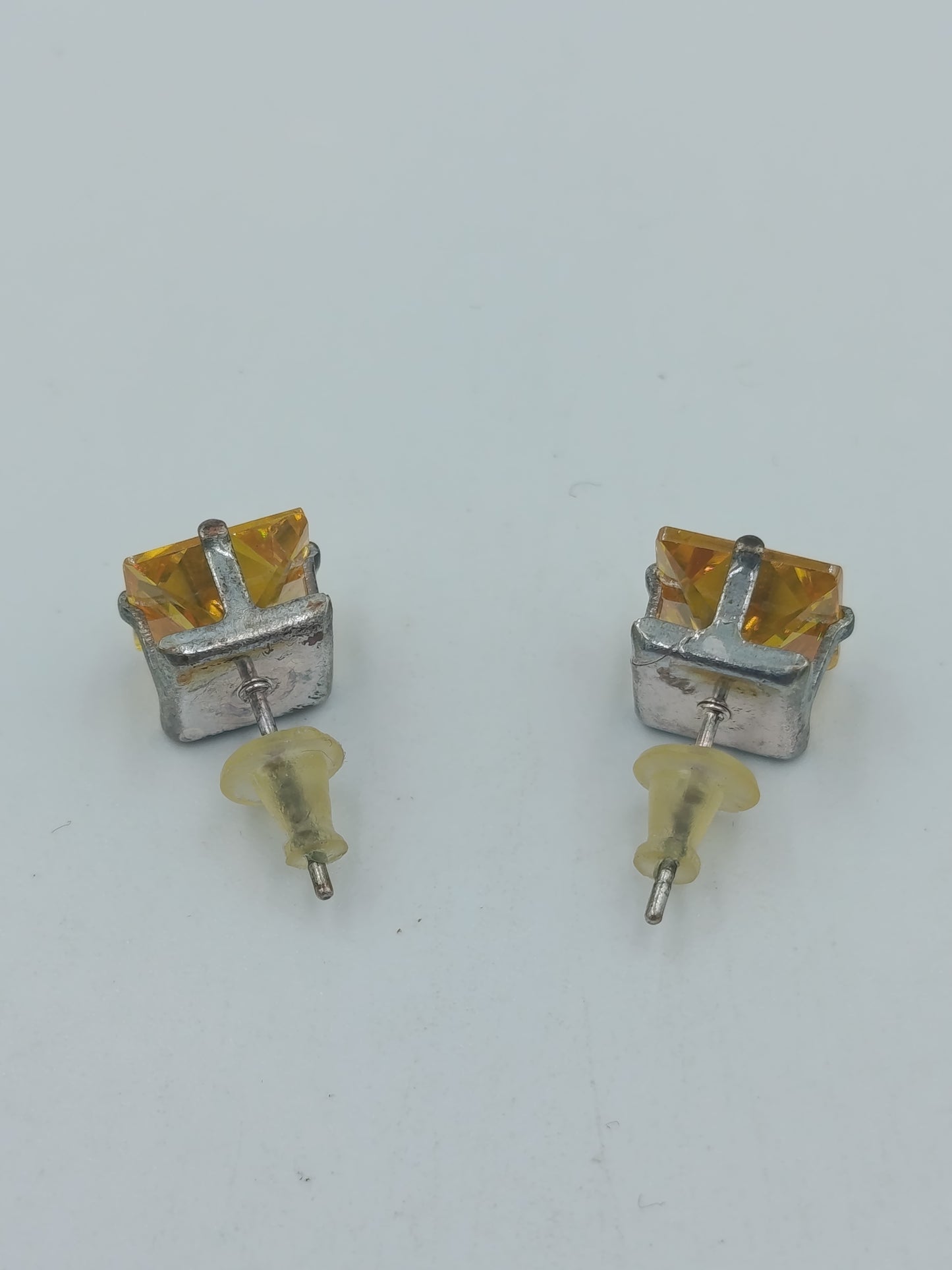 Vintage Ohrstecker mit gelbem Stein – quadratisch – silberfarben