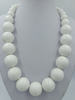 Vintage Perlenkette Weiß – große Kugelperlen – klassisch elegant – 49 cm