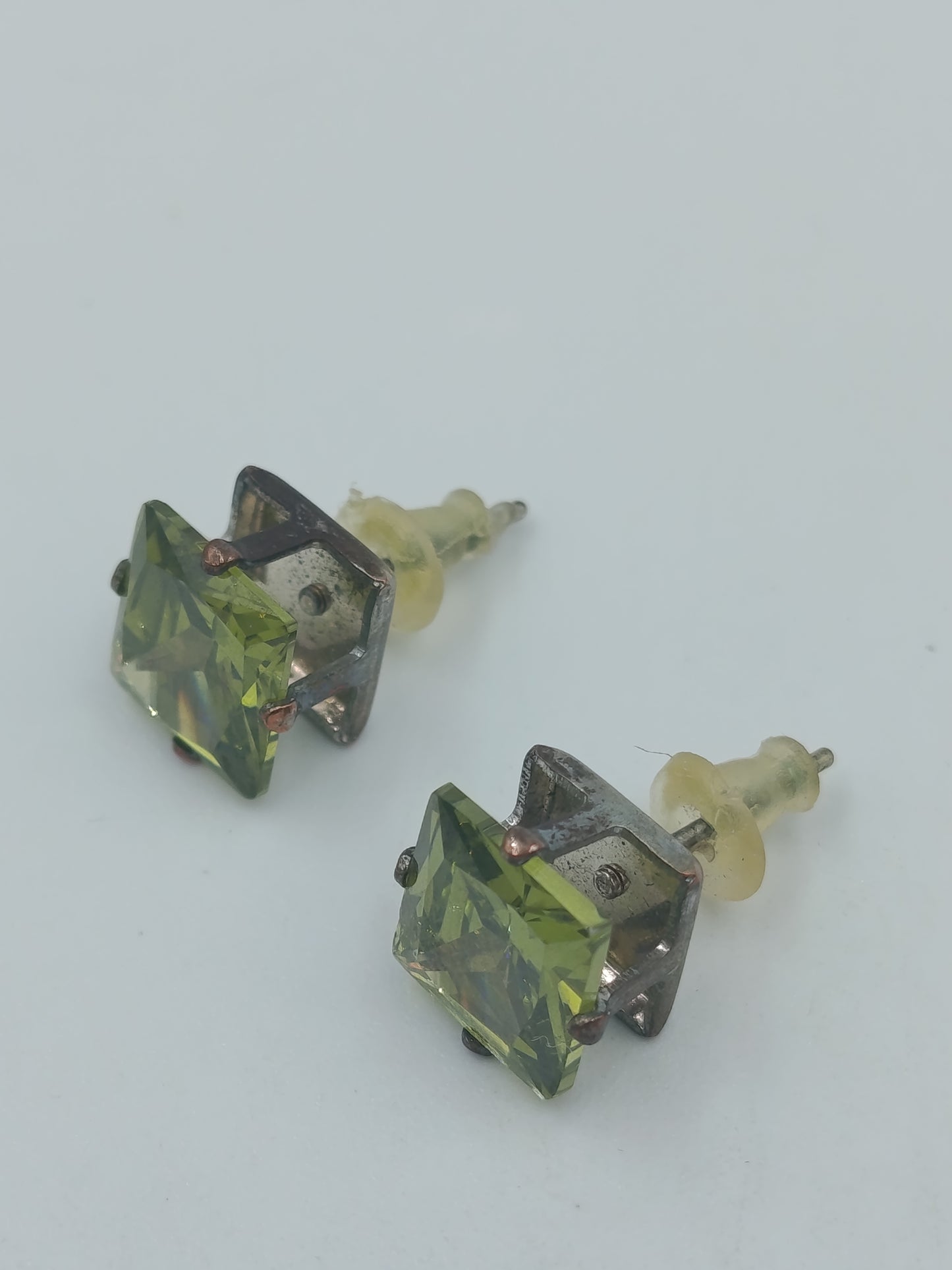 Vintage Ohrstecker Grün – quadratische Strasssteine – klassisch elegant