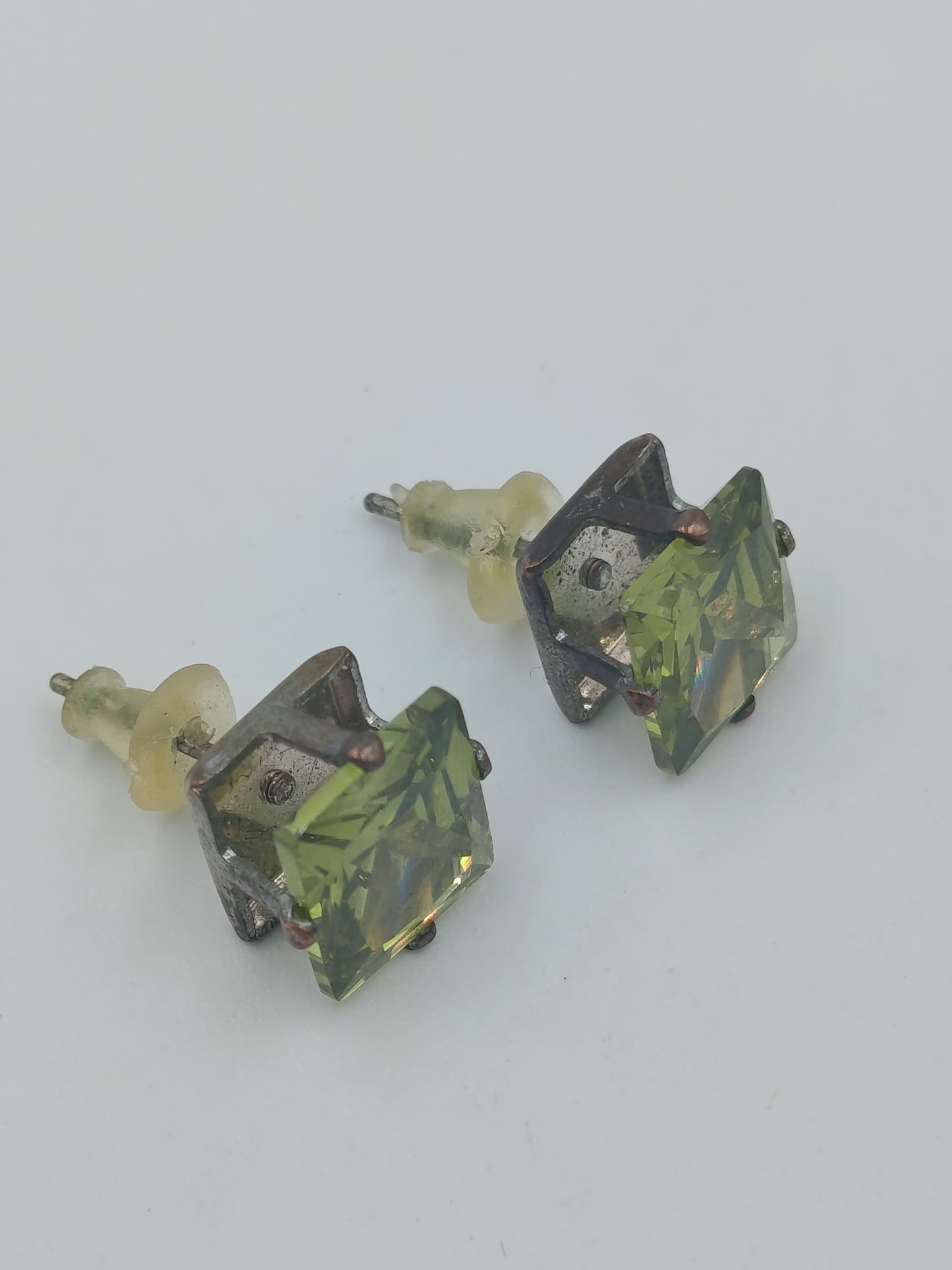 Vintage Ohrstecker Grün – quadratische Strasssteine – klassisch elegant