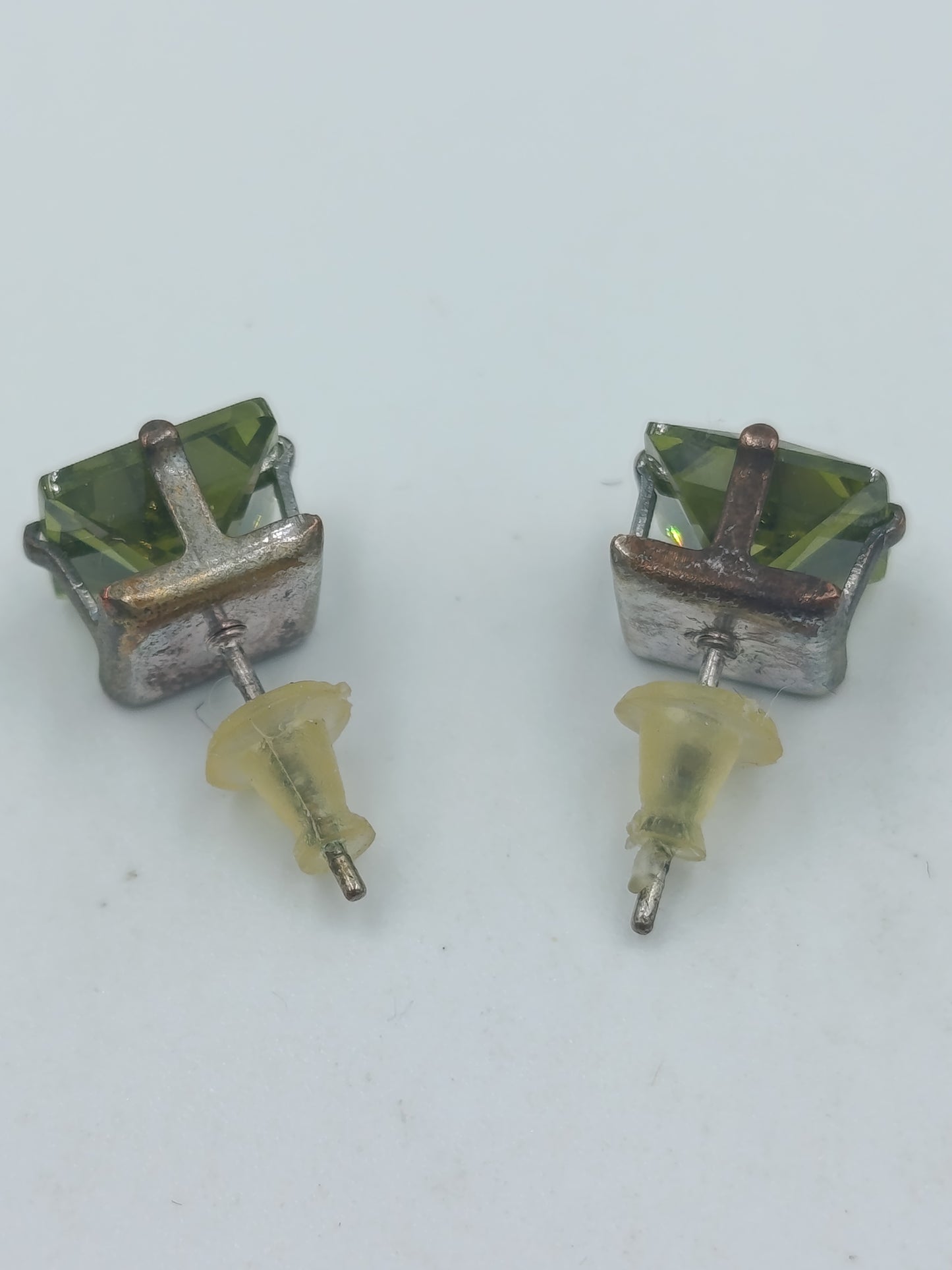 Vintage Ohrstecker Grün – quadratische Strasssteine – klassisch elegant