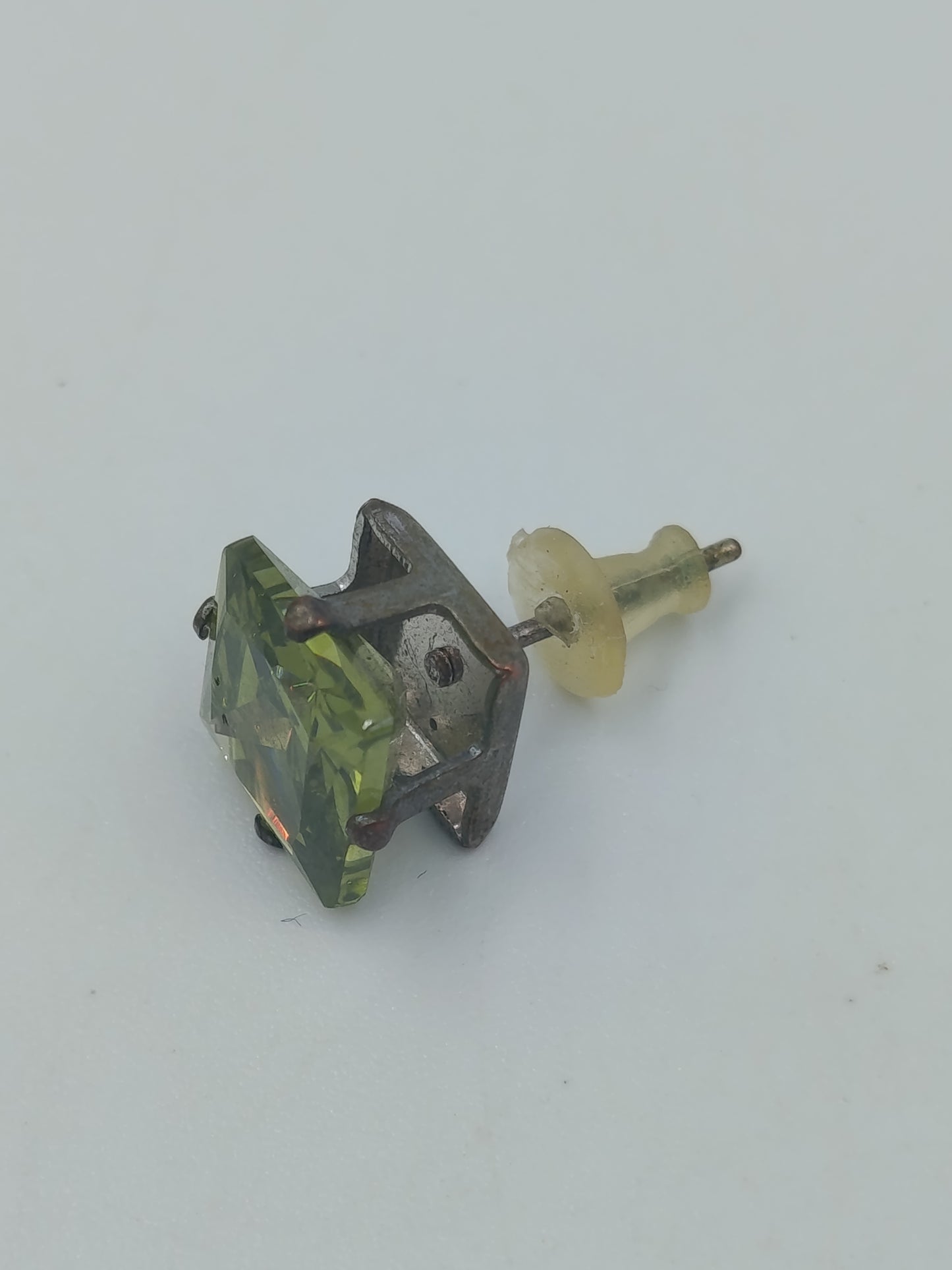 Vintage Ohrstecker Grün – quadratische Strasssteine – klassisch elegant