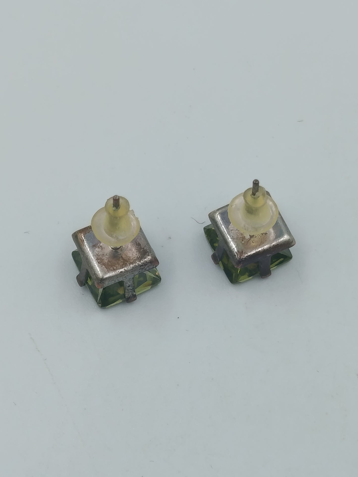 Vintage Ohrstecker Grün – quadratische Strasssteine – klassisch elegant