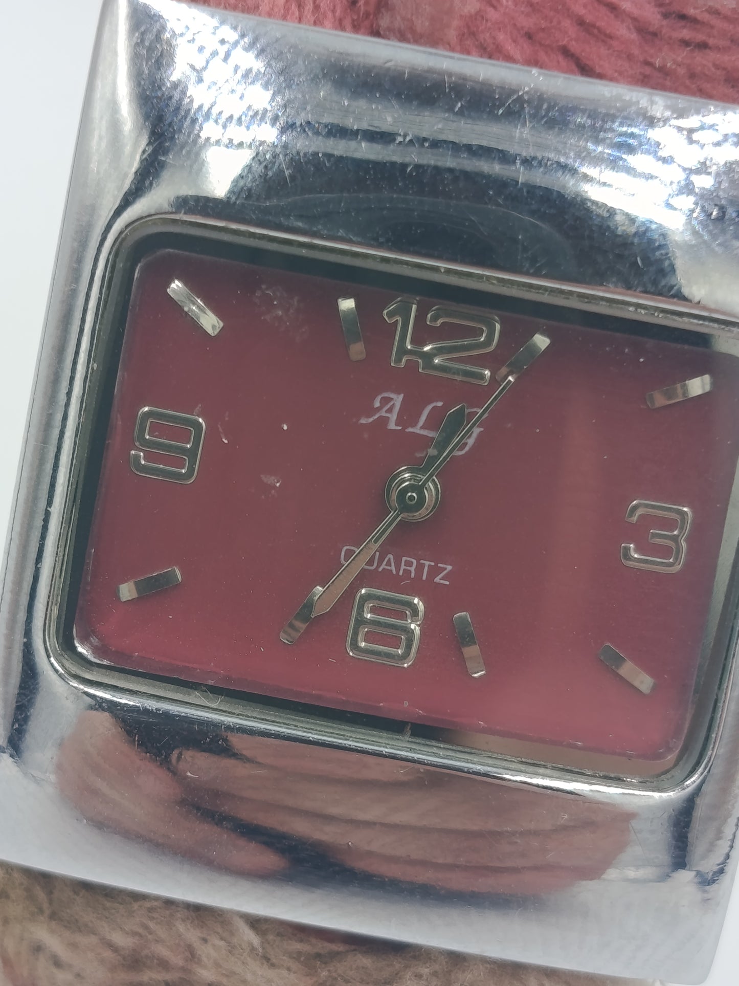 Vintage Damenarmbanduhr ALB Quartz – Edelstahl – rotes Zifferblatt