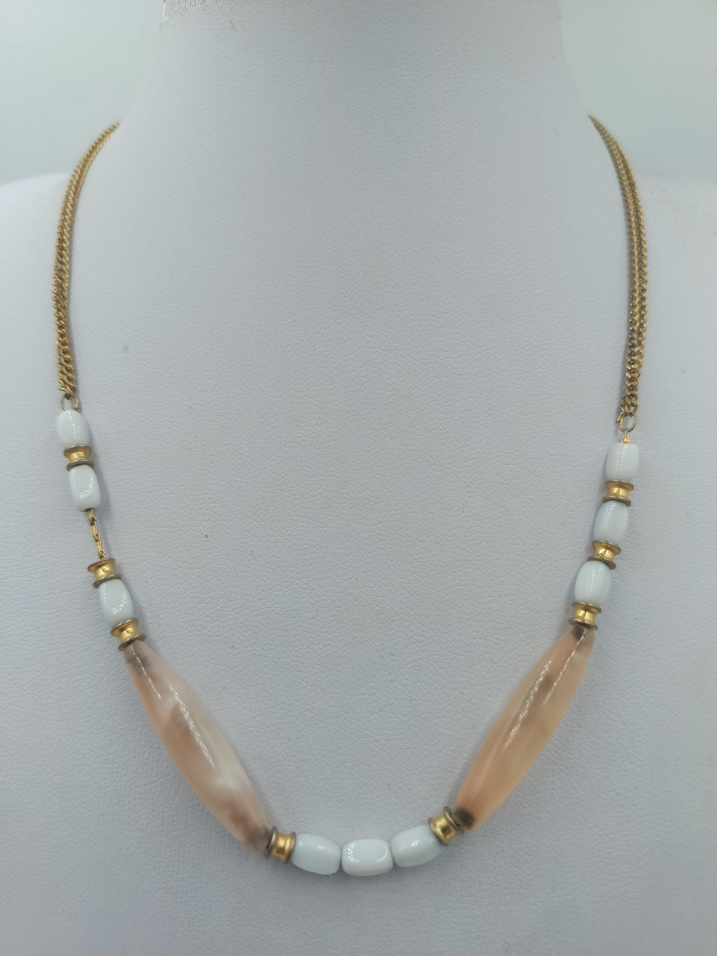 Vintage Halskette mit Glasperlen goldfarbener Kette – Beige Weiß