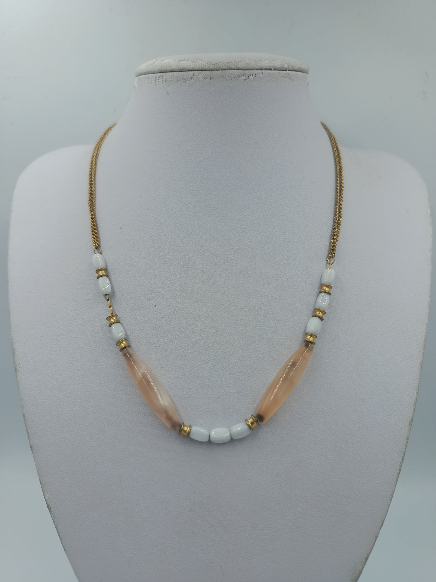 Vintage Halskette mit Glasperlen goldfarbener Kette – Beige Weiß