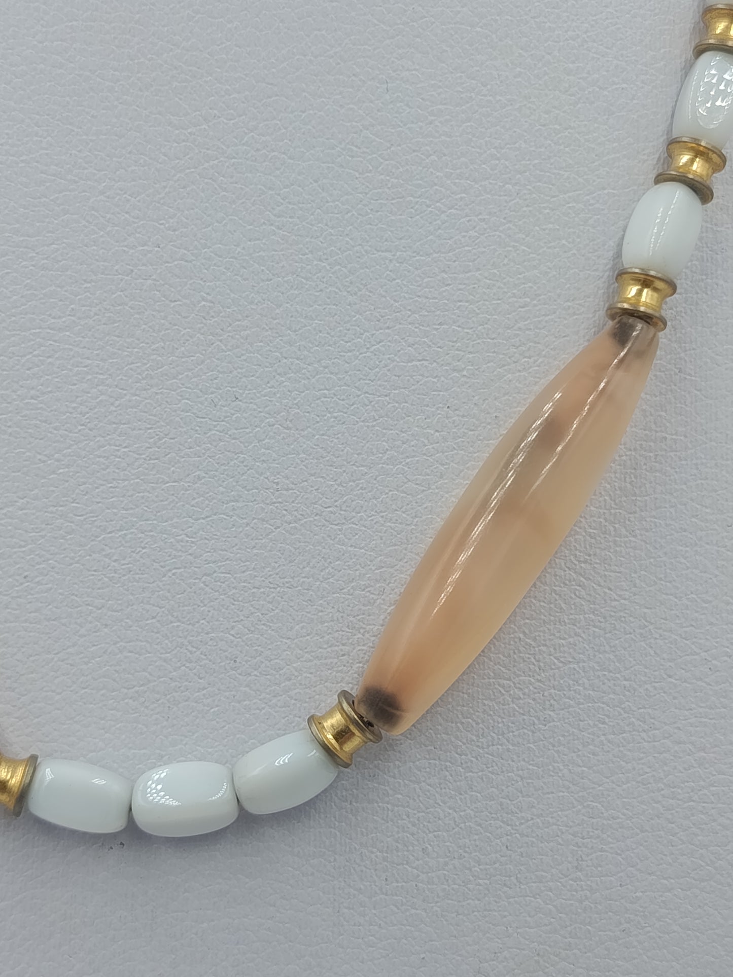 Vintage Halskette mit Glasperlen goldfarbener Kette – Beige Weiß
