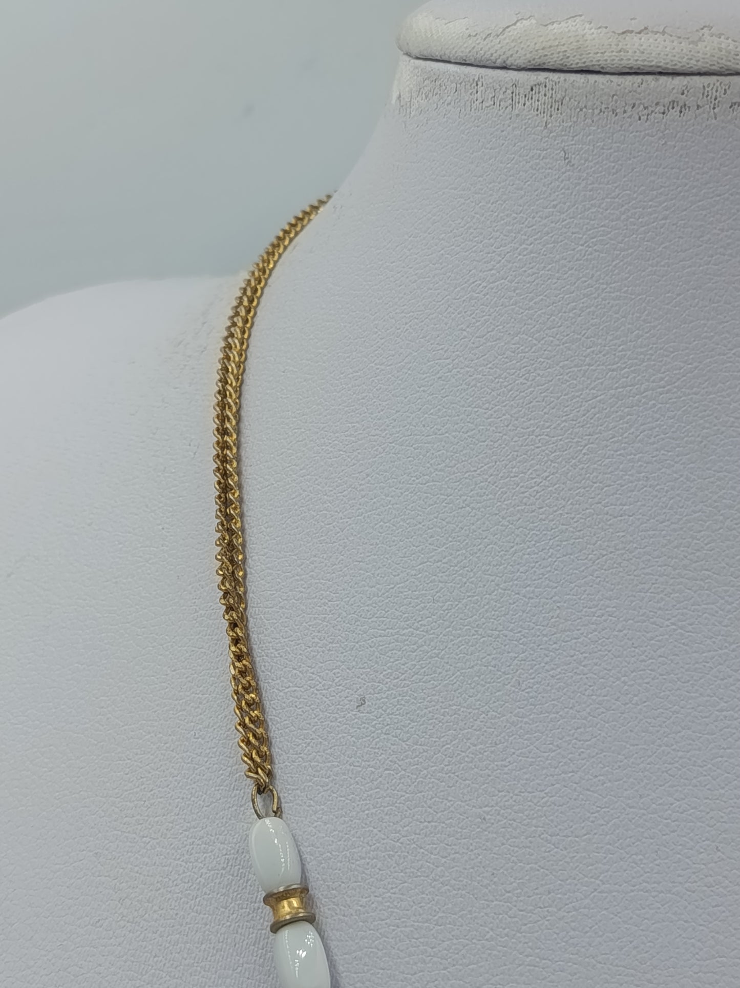 Vintage Halskette mit Glasperlen goldfarbener Kette – Beige Weiß