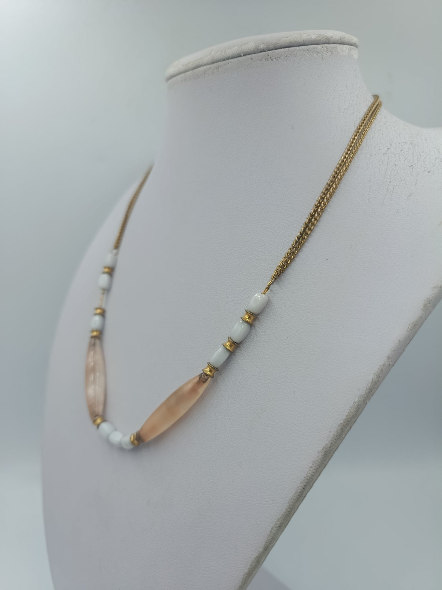 Vintage Halskette mit Glasperlen goldfarbener Kette – Beige Weiß