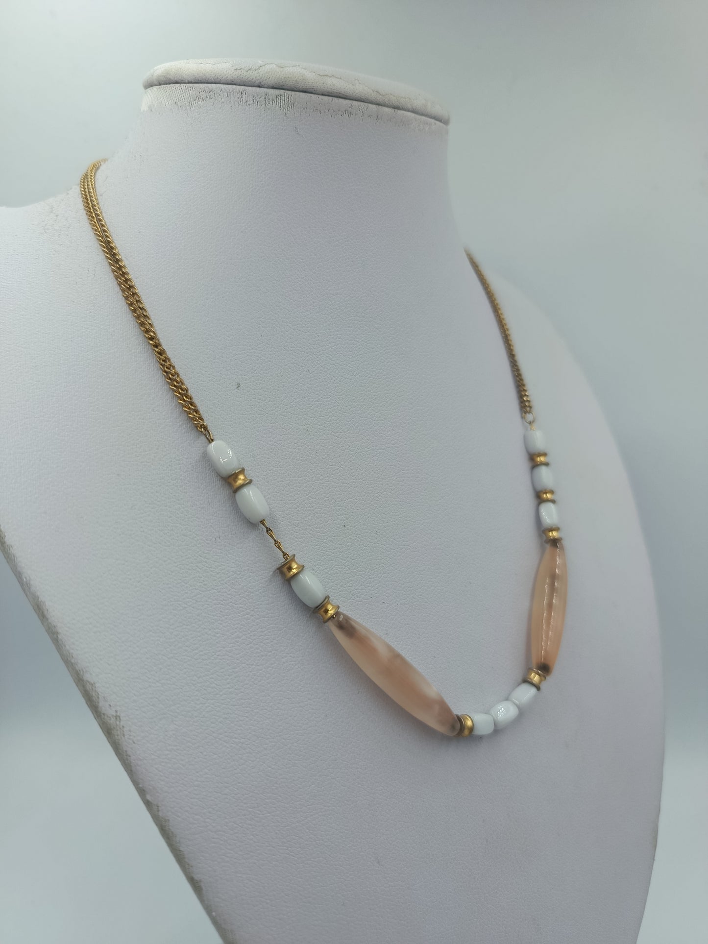 Vintage Halskette mit Glasperlen goldfarbener Kette – Beige Weiß