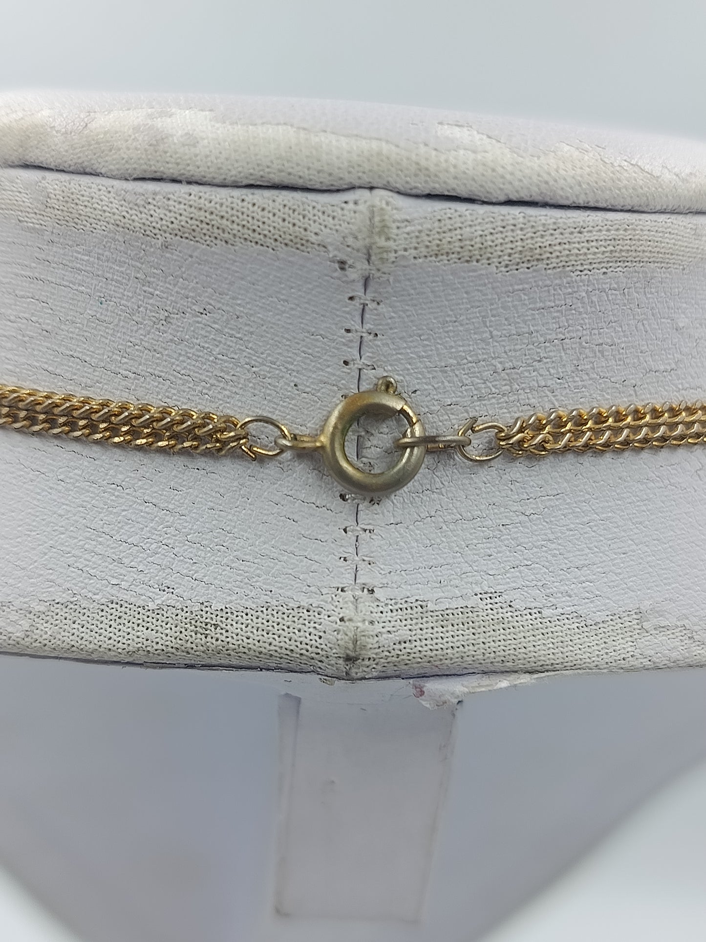Vintage Halskette mit Glasperlen goldfarbener Kette – Beige Weiß